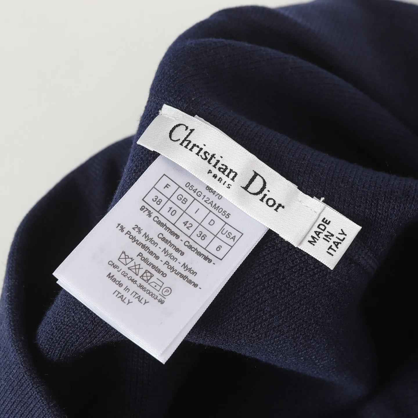 🅿️490 [High Quality] CD 25FW presbyopic reversible cashmere trousers (navy blue) The fabric is made of imported cashmere yarn double-sided jacquard fabric and can be worn on both sides. The fabric uses monogram jacquard double weaving technology to present the brand's iconic presbyopia pattern, which combines luxurious texture with practical functions. Swiss machine embroidery stitching technology ensures every detail is exquisite and perfect, and the stitches are even and delicate. The classic straight-leg design subtly modifies the leg lines, making the upper body slim and elegant. Double-sided jacquard technology keeps both sides of the fabric flat and crisp, making it comfortable and layered. Selected high-quality cashmere yarn brings a soft and skin-friendly touch experience while having good warmth retention and breathability. The overall craftsmanship is exquisite, and high-end quality is reflected from fabric weaving to finished product sewing. It is an exquisite item that is both fashionable and practical. Size:S/M/L