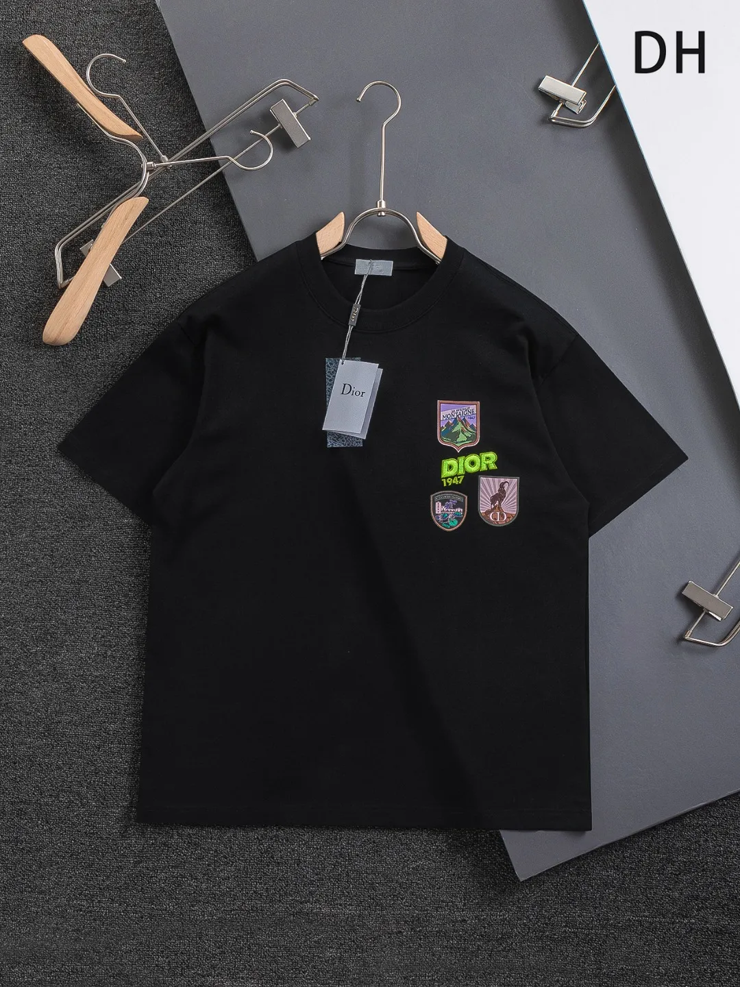 🅿️190 DIOR Dior Dior CD micro wide version S-XL 26ss will never fail classic style permanent boutique counter timeless classic style Dior Mountain logo multi-element micro-stamp letters 🪡 embroidered logo pattern heavy craftsmanship Unisex short-sleeved T-shirt, cotton blended terry jersey fabric, original development This comes from the 2025 beachwear limited series, full logo jacquard towel highlights the classic Obliave flower, with S-shaped round neck and topstitching, unique style, decorated with obliqve jacquard all over, ribbed round neck with V-shaped topstitching, customized accessories, and the whole body is customized and developed according to the Y board... Complete with three standards, it can control various styles, paying tribute to Dior's historic year! Coupled with the blessing of full-flower cotton material, both the upper body comfort and the existence are unparalleled. It can be said to be a must-have companion in summer. The excellent breathability and comfortable wearing feeling are unparalleled~ Recommended! ! Same style for men and women! Color: Black White Size: S-XL Size chart: S: Shoulder width 50-Bust 56-Length 70 M: Shoulder width 52-Bust 57-Length 72 L: Shoulder width 54-Bust 59-Length 74 XL: Shoulder width 56-Bust 62-Length 76
