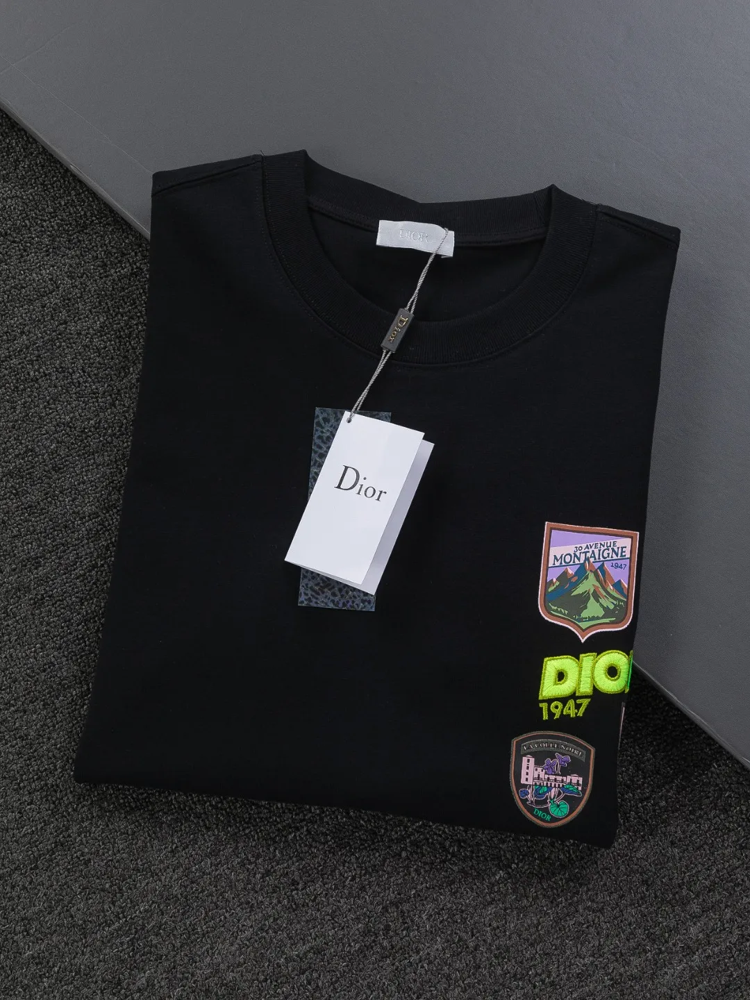 🅿️190 DIOR Dior Dior CD micro wide version S-XL 26ss will never fail classic style permanent boutique counter timeless classic style Dior Mountain logo multi-element micro-stamp letters 🪡 embroidered logo pattern heavy craftsmanship Unisex short-sleeved T-shirt, cotton blended terry jersey fabric, original development This comes from the 2025 beachwear limited series, full logo jacquard towel highlights the classic Obliave flower, with S-shaped round neck and topstitching, unique style, decorated with obliqve jacquard all over, ribbed round neck with V-shaped topstitching, customized accessories, and the whole body is customized and developed according to the Y board... Complete with three standards, it can control various styles, paying tribute to Dior's historic year! Coupled with the blessing of full-flower cotton material, both the upper body comfort and the existence are unparalleled. It can be said to be a must-have companion in summer. The excellent breathability and comfortable wearing feeling are unparalleled~ Recommended! ! Same style for men and women! Color: Black White Size: S-XL Size chart: S: Shoulder width 50-Bust 56-Length 70 M: Shoulder width 52-Bust 57-Length 72 L: Shoulder width 54-Bust 59-Length 74 XL: Shoulder width 56-Bust 62-Length 76