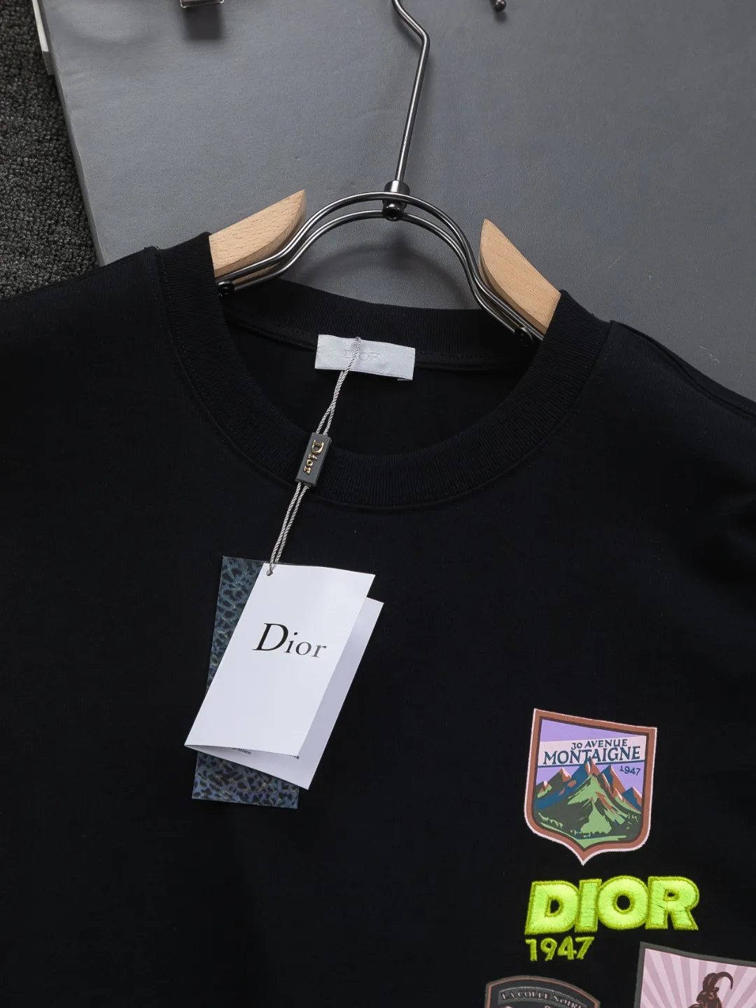 🅿️190 DIOR Dior Dior CD micro wide version S-XL 26ss will never fail classic style permanent boutique counter timeless classic style Dior Mountain logo multi-element micro-stamp letters 🪡 embroidered logo pattern heavy craftsmanship Unisex short-sleeved T-shirt, cotton blended terry jersey fabric, original development This comes from the 2025 beachwear limited series, full logo jacquard towel highlights the classic Obliave flower, with S-shaped round neck and topstitching, unique style, decorated with obliqve jacquard all over, ribbed round neck with V-shaped topstitching, customized accessories, and the whole body is customized and developed according to the Y board... Complete with three standards, it can control various styles, paying tribute to Dior's historic year! Coupled with the blessing of full-flower cotton material, both the upper body comfort and the existence are unparalleled. It can be said to be a must-have companion in summer. The excellent breathability and comfortable wearing feeling are unparalleled~ Recommended! ! Same style for men and women! Color: Black White Size: S-XL Size chart: S: Shoulder width 50-Bust 56-Length 70 M: Shoulder width 52-Bust 57-Length 72 L: Shoulder width 54-Bust 59-Length 74 XL: Shoulder width 56-Bust 62-Length 76