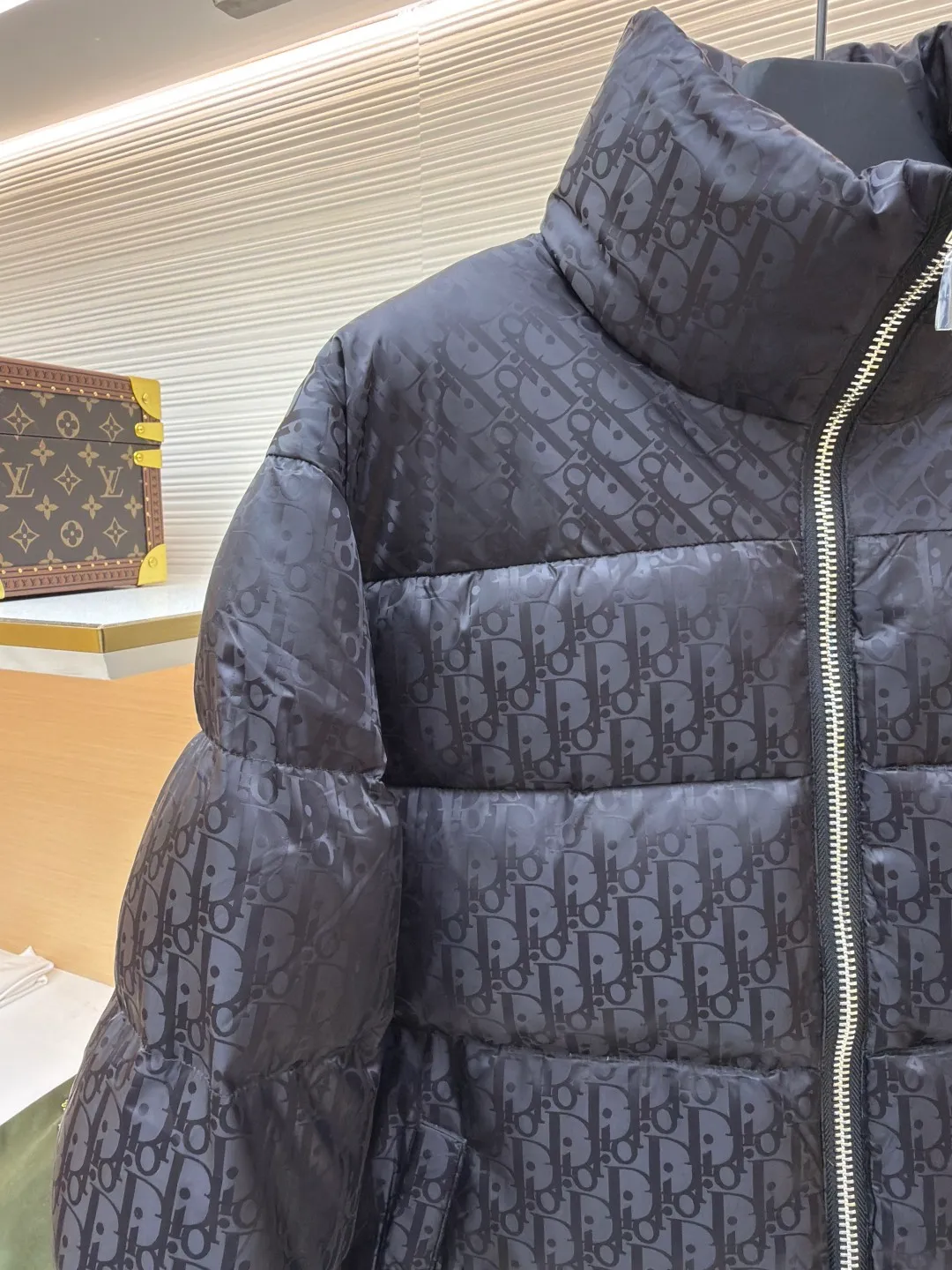 Dior oblique dark pattern old flower stand collar down jacket ●Original version: purchased and developed in 18999 ●Item number: 1680768-C45 ●Fabric: down fabric ●Technology: full jacquard production ●Version: fitted version ●Weight: about 980 grams ●Size: 46-48-50-52-54-56 ●Description: This is a down with ultra-complex craftsmanship. The customization cycle of the fabric is as long as 50 days. Based on the original fabric, laser jacquard makes the whole piece concave and convex, with a stronger three-dimensional effect and a more obvious 3D effect. ✨This fabric has a good hand feel, and the dark pattern presbyopia on it is very low-key. The fabric shows a dark luster and is extremely waterproof! The real texture is more perfect, custom-woven high-density satin nylon material and dark jacquard weave, simple and refreshing, thick and fluffy, super three-proof fabric, waterproof, stain-proof and dust-proof! ✨ Full-width jacquard LOGO, ultra-high-end luxury and style. The handsomeness and eye-catching index of the upper body are absolutely NO. 1. Fully custom-woven jacquard LOGO technology fabric, high-density polyester fiber. It is a new type of heat-insulating and light-weight fabric. It has a light texture, delicate and soft warmth and breathability. Especially the LOGO jacquard produces different light and dark interweaving under different lights! The overall wiring is straight and delicate, the fabric is comfortable and soft, and the color is consistent without color difference. It can be matched with the same style to create a fashionable look and control various occasions. Customized accessories, complete with three standards, same style for men and women!