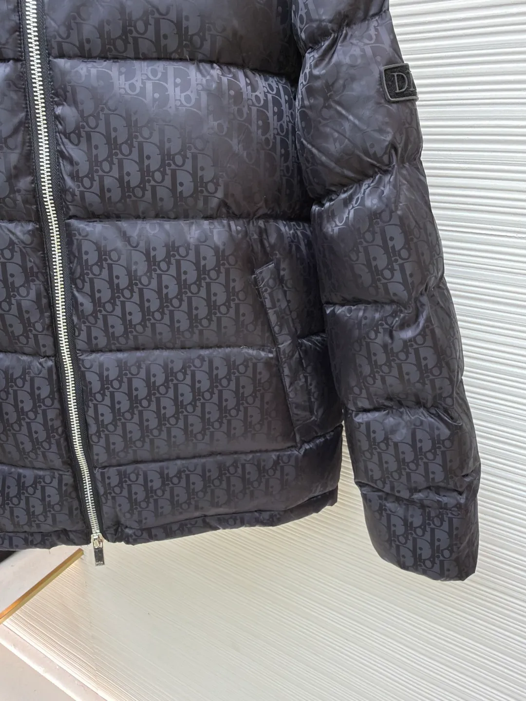 Dior oblique dark pattern old flower stand collar down jacket ●Original version: purchased and developed in 18999 ●Item number: 1680768-C45 ●Fabric: down fabric ●Technology: full jacquard production ●Version: fitted version ●Weight: about 980 grams ●Size: 46-48-50-52-54-56 ●Description: This is a down with ultra-complex craftsmanship. The customization cycle of the fabric is as long as 50 days. Based on the original fabric, laser jacquard makes the whole piece concave and convex, with a stronger three-dimensional effect and a more obvious 3D effect. ✨This fabric has a good hand feel, and the dark pattern presbyopia on it is very low-key. The fabric shows a dark luster and is extremely waterproof! The real texture is more perfect, custom-woven high-density satin nylon material and dark jacquard weave, simple and refreshing, thick and fluffy, super three-proof fabric, waterproof, stain-proof and dust-proof! ✨ Full-width jacquard LOGO, ultra-high-end luxury and style. The handsomeness and eye-catching index of the upper body are absolutely NO. 1. Fully custom-woven jacquard LOGO technology fabric, high-density polyester fiber. It is a new type of heat-insulating and light-weight fabric. It has a light texture, delicate and soft warmth and breathability. Especially the LOGO jacquard produces different light and dark interweaving under different lights! The overall wiring is straight and delicate, the fabric is comfortable and soft, and the color is consistent without color difference. It can be matched with the same style to create a fashionable look and control various occasions. Customized accessories, complete with three standards, same style for men and women!