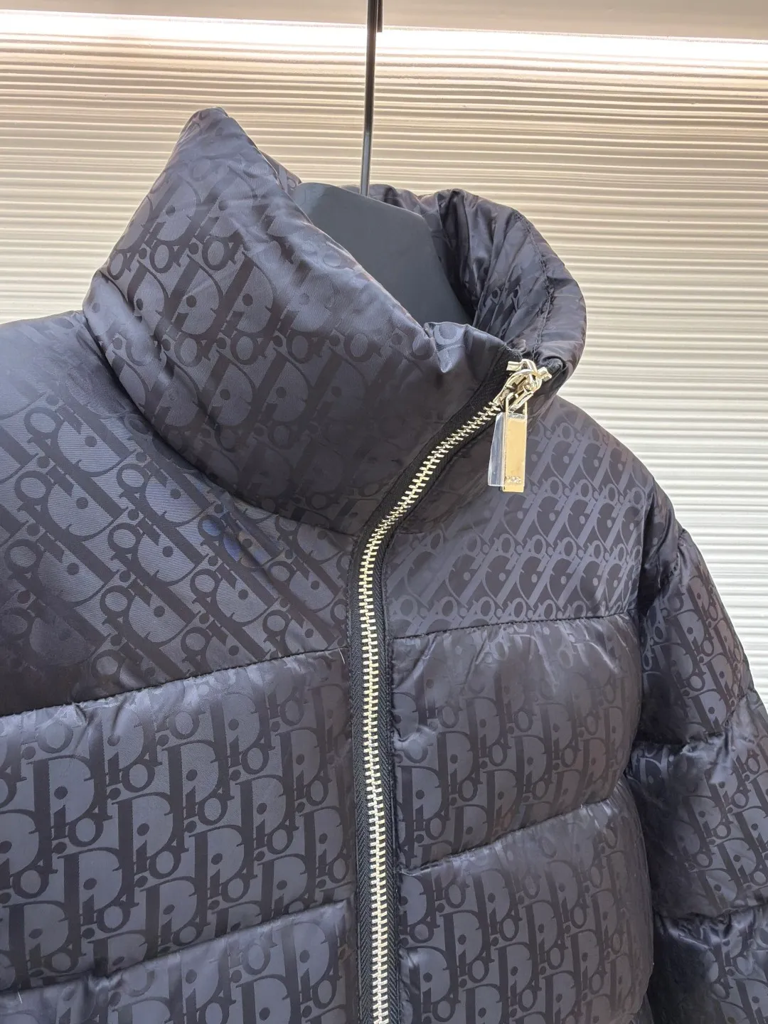 Dior oblique dark pattern old flower stand collar down jacket ●Original version: purchased and developed in 18999 ●Item number: 1680768-C45 ●Fabric: down fabric ●Technology: full jacquard production ●Version: fitted version ●Weight: about 980 grams ●Size: 46-48-50-52-54-56 ●Description: This is a down with ultra-complex craftsmanship. The customization cycle of the fabric is as long as 50 days. Based on the original fabric, laser jacquard makes the whole piece concave and convex, with a stronger three-dimensional effect and a more obvious 3D effect. ✨This fabric has a good hand feel, and the dark pattern presbyopia on it is very low-key. The fabric shows a dark luster and is extremely waterproof! The real texture is more perfect, custom-woven high-density satin nylon material and dark jacquard weave, simple and refreshing, thick and fluffy, super three-proof fabric, waterproof, stain-proof and dust-proof! ✨ Full-width jacquard LOGO, ultra-high-end luxury and style. The handsomeness and eye-catching index of the upper body are absolutely NO. 1. Fully custom-woven jacquard LOGO technology fabric, high-density polyester fiber. It is a new type of heat-insulating and light-weight fabric. It has a light texture, delicate and soft warmth and breathability. Especially the LOGO jacquard produces different light and dark interweaving under different lights! The overall wiring is straight and delicate, the fabric is comfortable and soft, and the color is consistent without color difference. It can be matched with the same style to create a fashionable look and control various occasions. Customized accessories, complete with three standards, same style for men and women!