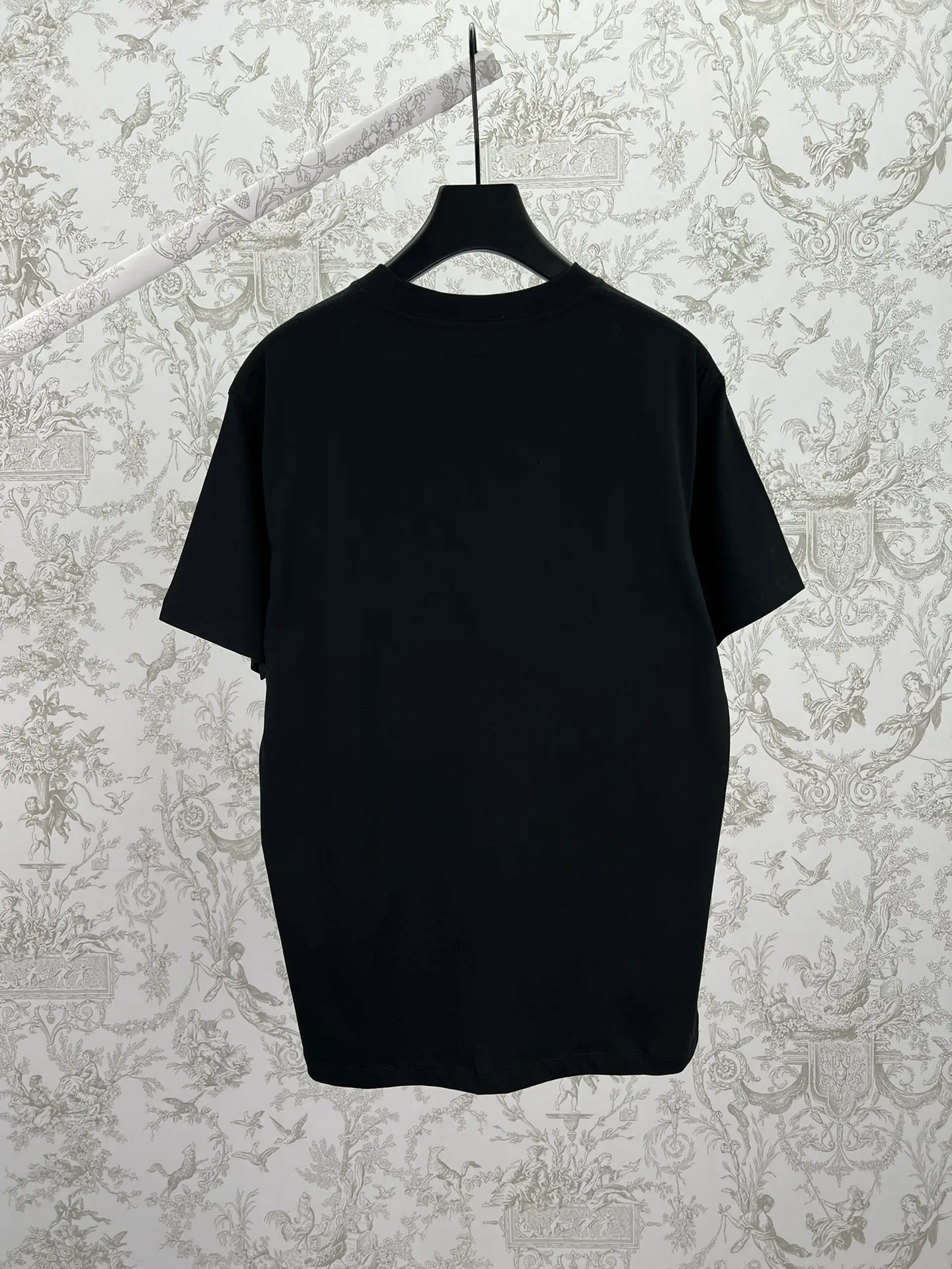 🅿️250 Dior 25ss new loose fit T-shirt white cotton jersey fabric Dior Mountain embroidery This Dior Mountain T-shirt is a new product of the 2026 spring men's collection. It is decorated with multi-color patches to show the mountain spirit and the classic Dior Haute Couture style logo inspired by the Dior archives. Crafted from black cotton jersey with a crew neck, it can be worn with the collection's trousers for a sophisticated look. Size: S.M.L.