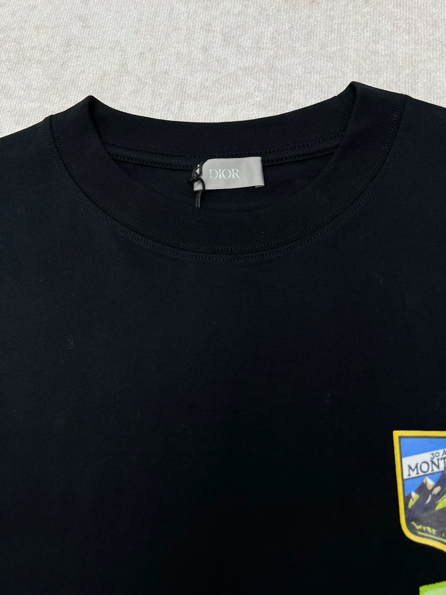🅿️250 Dior 25ss new loose fit T-shirt white cotton jersey fabric Dior Mountain embroidery This Dior Mountain T-shirt is a new product of the 2026 spring men's collection. It is decorated with multi-color patches to show the mountain spirit and the classic Dior Haute Couture style logo inspired by the Dior archives. Crafted from black cotton jersey with a crew neck, it can be worn with the collection's trousers for a sophisticated look. Size: S.M.L.