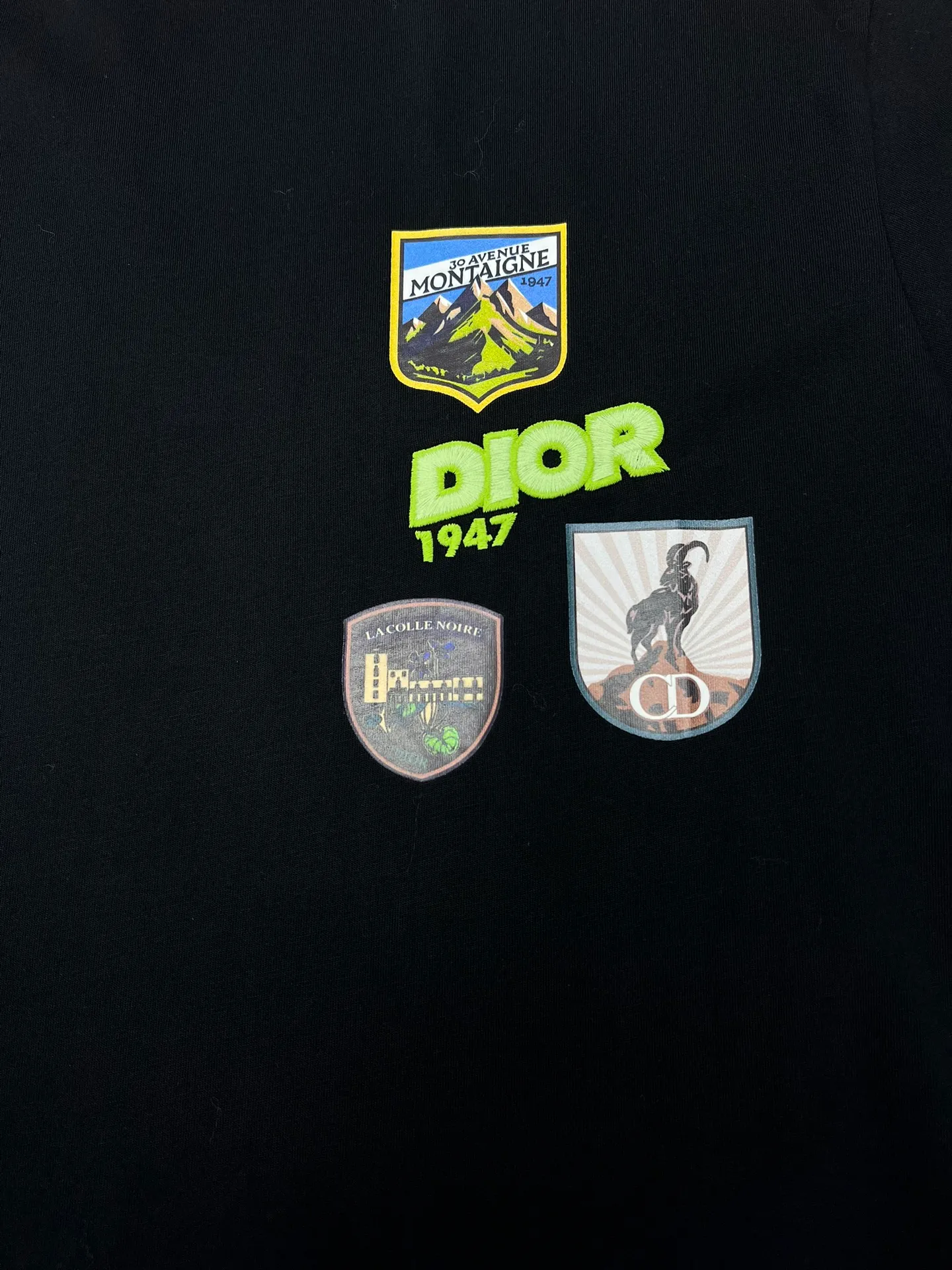 🅿️250 Dior 25ss new loose fit T-shirt white cotton jersey fabric Dior Mountain embroidery This Dior Mountain T-shirt is a new product of the 2026 spring men's collection. It is decorated with multi-color patches to show the mountain spirit and the classic Dior Haute Couture style logo inspired by the Dior archives. Crafted from black cotton jersey with a crew neck, it can be worn with the collection's trousers for a sophisticated look. Size: S.M.L.