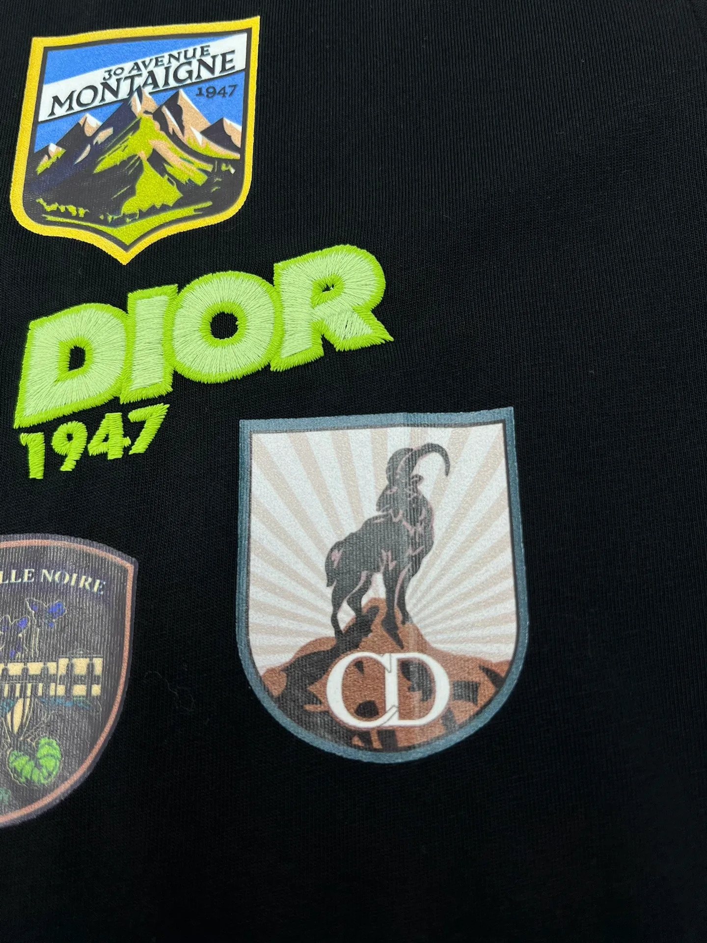 🅿️250 Dior 25ss new loose fit T-shirt white cotton jersey fabric Dior Mountain embroidery This Dior Mountain T-shirt is a new product of the 2026 spring men's collection. It is decorated with multi-color patches to show the mountain spirit and the classic Dior Haute Couture style logo inspired by the Dior archives. Crafted from black cotton jersey with a crew neck, it can be worn with the collection's trousers for a sophisticated look. Size: S.M.L.