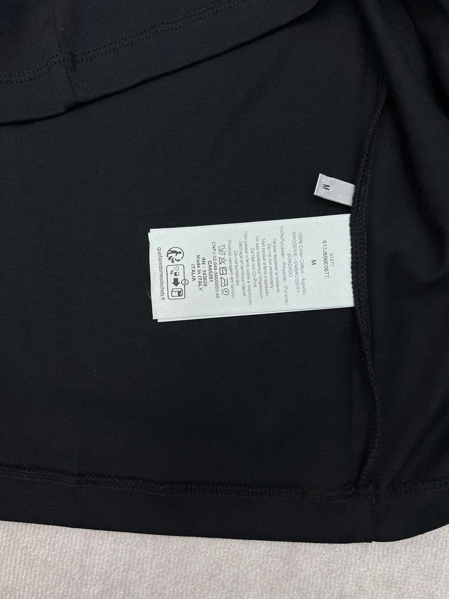 🅿️250 Dior 25ss new loose fit T-shirt white cotton jersey fabric Dior Mountain embroidery This Dior Mountain T-shirt is a new product of the 2026 spring men's collection. It is decorated with multi-color patches to show the mountain spirit and the classic Dior Haute Couture style logo inspired by the Dior archives. Crafted from black cotton jersey with a crew neck, it can be worn with the collection's trousers for a sophisticated look. Size: S.M.L.
