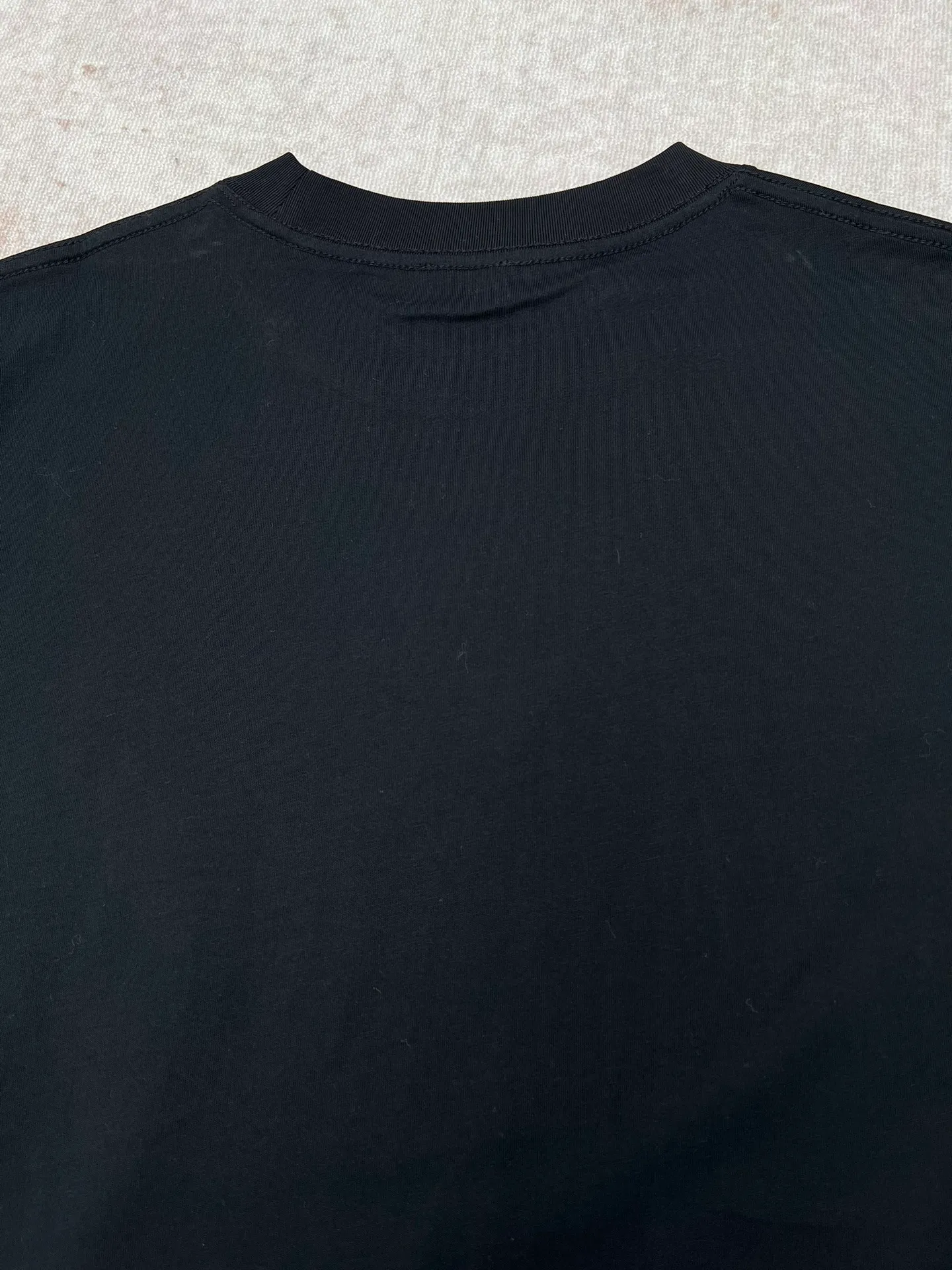 🅿️250 Dior 25ss new loose fit T-shirt white cotton jersey fabric Dior Mountain embroidery This Dior Mountain T-shirt is a new product of the 2026 spring men's collection. It is decorated with multi-color patches to show the mountain spirit and the classic Dior Haute Couture style logo inspired by the Dior archives. Crafted from black cotton jersey with a crew neck, it can be worn with the collection's trousers for a sophisticated look. Size: S.M.L.