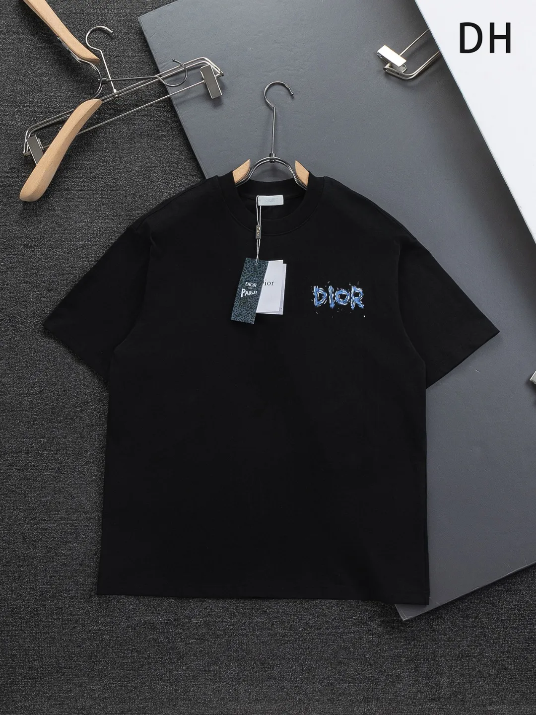 🅿️190 DIOR Dior Dior CD Micro-wide version S-XL Dior 26ss official website is always unbeatable Classic style Permanent boutique Counter timeless joint style Simple color letter printing logo on the chest + multiple color letter printing logo on the back Heavy craftsmanship Same style for men and women Short-sleeved T-shirt, cotton blended terry jersey fabric, original development This is from the 2025 beachwear limited series. The full-logo jacquard towel highlights the classic Obliave flower. It is matched with an S-shaped round neck and topstitching. It is unique. The whole body is decorated with obliqve jacquard. The ribbed round neck is matched with V-shaped topstitching. Customized accessories. The whole body is customized and developed according to the Y-panel... Complete with three standards, it can control various styles and pay tribute to Dior's historic year! Coupled with the blessing of full-flower cotton material, both the upper body comfort and the existence are unparalleled. It can be said to be a must-have companion in summer. The excellent breathability and comfortable wearing feeling are unparalleled~ Recommended! ! Same style for men and women! Color: Black White Size: S-XL Size chart: S: Shoulder width 50-Bust 56-Length 70 M: Shoulder width 52-Bust 57-Length 72 L: Shoulder width 54-Bust 59-Length 74 XL: Shoulder width 56-Bust 62-Length 76