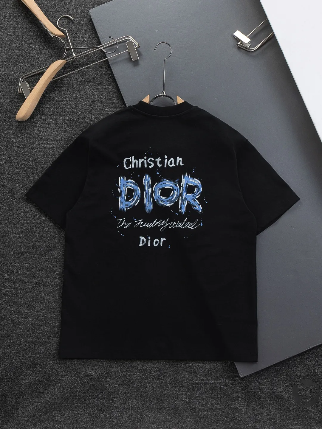 🅿️190 DIOR Dior Dior CD Micro-wide version S-XL Dior 26ss official website is always unbeatable Classic style Permanent boutique Counter timeless joint style Simple color letter printing logo on the chest + multiple color letter printing logo on the back Heavy craftsmanship Same style for men and women Short-sleeved T-shirt, cotton blended terry jersey fabric, original development This is from the 2025 beachwear limited series. The full-logo jacquard towel highlights the classic Obliave flower. It is matched with an S-shaped round neck and topstitching. It is unique. The whole body is decorated with obliqve jacquard. The ribbed round neck is matched with V-shaped topstitching. Customized accessories. The whole body is customized and developed according to the Y-panel... Complete with three standards, it can control various styles and pay tribute to Dior's historic year! Coupled with the blessing of full-flower cotton material, both the upper body comfort and the existence are unparalleled. It can be said to be a must-have companion in summer. The excellent breathability and comfortable wearing feeling are unparalleled~ Recommended! ! Same style for men and women! Color: Black White Size: S-XL Size chart: S: Shoulder width 50-Bust 56-Length 70 M: Shoulder width 52-Bust 57-Length 72 L: Shoulder width 54-Bust 59-Length 74 XL: Shoulder width 56-Bust 62-Length 76