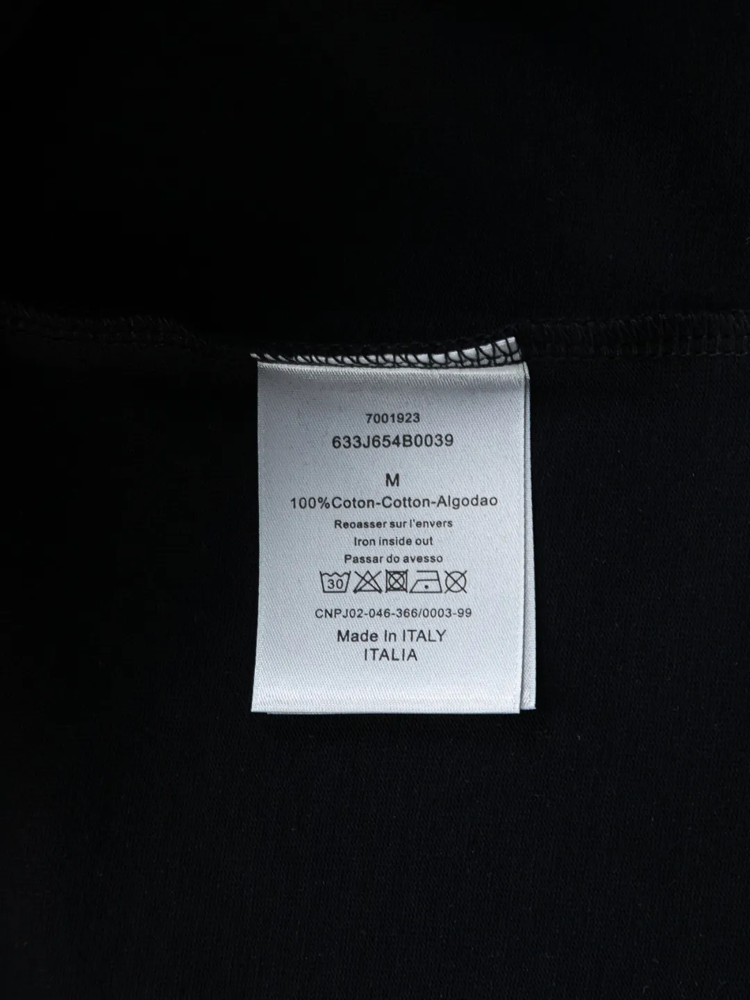 🅿️190 DIOR Dior Dior CD Micro-wide version S-XL Dior 26ss official website is always unbeatable Classic style Permanent boutique Counter timeless joint style Simple color letter printing logo on the chest + multiple color letter printing logo on the back Heavy craftsmanship Same style for men and women Short-sleeved T-shirt, cotton blended terry jersey fabric, original development This is from the 2025 beachwear limited series. The full-logo jacquard towel highlights the classic Obliave flower. It is matched with an S-shaped round neck and topstitching. It is unique. The whole body is decorated with obliqve jacquard. The ribbed round neck is matched with V-shaped topstitching. Customized accessories. The whole body is customized and developed according to the Y-panel... Complete with three standards, it can control various styles and pay tribute to Dior's historic year! Coupled with the blessing of full-flower cotton material, both the upper body comfort and the existence are unparalleled. It can be said to be a must-have companion in summer. The excellent breathability and comfortable wearing feeling are unparalleled~ Recommended! ! Same style for men and women! Color: Black White Size: S-XL Size chart: S: Shoulder width 50-Bust 56-Length 70 M: Shoulder width 52-Bust 57-Length 72 L: Shoulder width 54-Bust 59-Length 74 XL: Shoulder width 56-Bust 62-Length 76