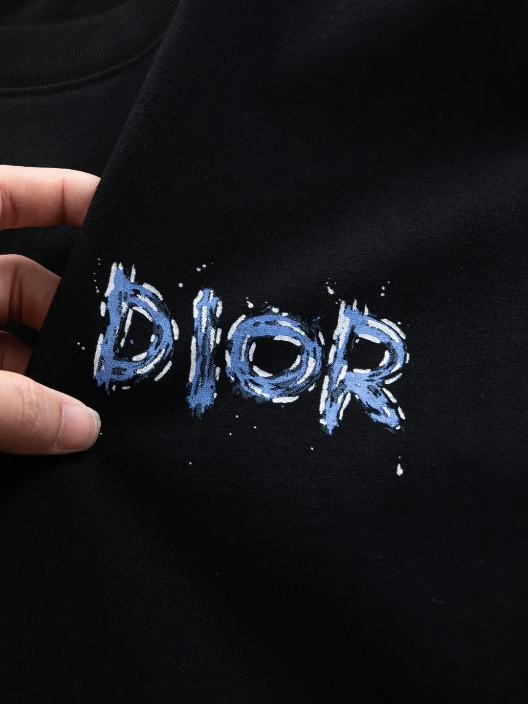 🅿️190 DIOR Dior Dior CD Micro-wide version S-XL Dior 26ss official website is always unbeatable Classic style Permanent boutique Counter timeless joint style Simple color letter printing logo on the chest + multiple color letter printing logo on the back Heavy craftsmanship Same style for men and women Short-sleeved T-shirt, cotton blended terry jersey fabric, original development This is from the 2025 beachwear limited series. The full-logo jacquard towel highlights the classic Obliave flower. It is matched with an S-shaped round neck and topstitching. It is unique. The whole body is decorated with obliqve jacquard. The ribbed round neck is matched with V-shaped topstitching. Customized accessories. The whole body is customized and developed according to the Y-panel... Complete with three standards, it can control various styles and pay tribute to Dior's historic year! Coupled with the blessing of full-flower cotton material, both the upper body comfort and the existence are unparalleled. It can be said to be a must-have companion in summer. The excellent breathability and comfortable wearing feeling are unparalleled~ Recommended! ! Same style for men and women! Color: Black White Size: S-XL Size chart: S: Shoulder width 50-Bust 56-Length 70 M: Shoulder width 52-Bust 57-Length 72 L: Shoulder width 54-Bust 59-Length 74 XL: Shoulder width 56-Bust 62-Length 76
