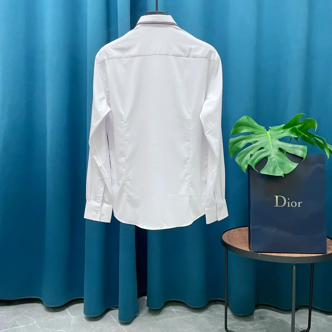 🅿️290 Dior➡️Dior long-sleeved shirt. The shirt pattern is adjusted according to the original version. The fabric is made of 100% pure cotton original customized fabric. Infrared positioning and cutting. The placket/front and back panels and sleeves are all aligned. Imported sewing equipment. Assembly line production. Neat wiring. The production process and its time-consuming materials. The original version is the same as the natural shell🐚 buttons. Three labels are complete. Comes with a spare button. Bags are the same for men and women🔥🔥🔥 Size: M-3XL