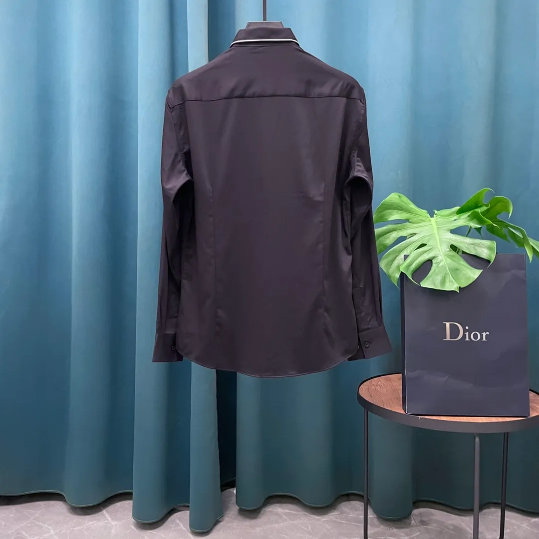 🅿️290 Dior➡️Dior long-sleeved shirt. The shirt pattern is adjusted according to the original version. The fabric is made of 100% pure cotton original customized fabric. Infrared positioning and cutting. The placket/front and back panels and sleeves are all aligned. Imported sewing equipment. Assembly line production. Neat wiring. The production process and its time-consuming materials. The original version is the same as the natural shell🐚 buttons. Three labels are complete. Comes with a spare button. Bags are the same for men and women🔥🔥🔥 Size: M-3XL