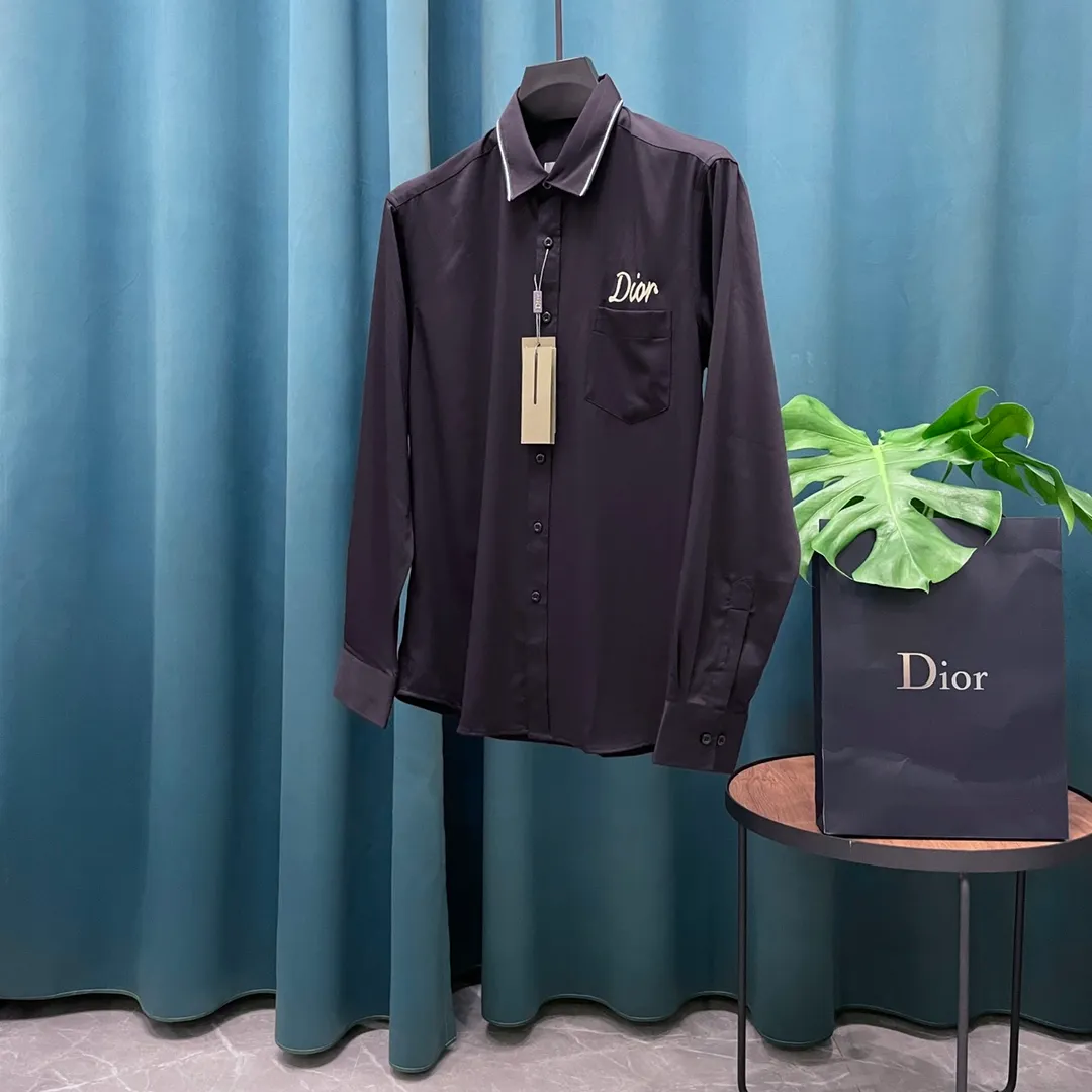 🅿️290 Dior➡️Dior long-sleeved shirt. The shirt pattern is adjusted according to the original version. The fabric is made of 100% pure cotton original customized fabric. Infrared positioning and cutting. The placket/front and back panels and sleeves are all aligned. Imported sewing equipment. Assembly line production. Neat wiring. The production process and its time-consuming materials. The original version is the same as the natural shell🐚 buttons. Three labels are complete. Comes with a spare button. Bags are the same for men and women🔥🔥🔥 Size: M-3XL