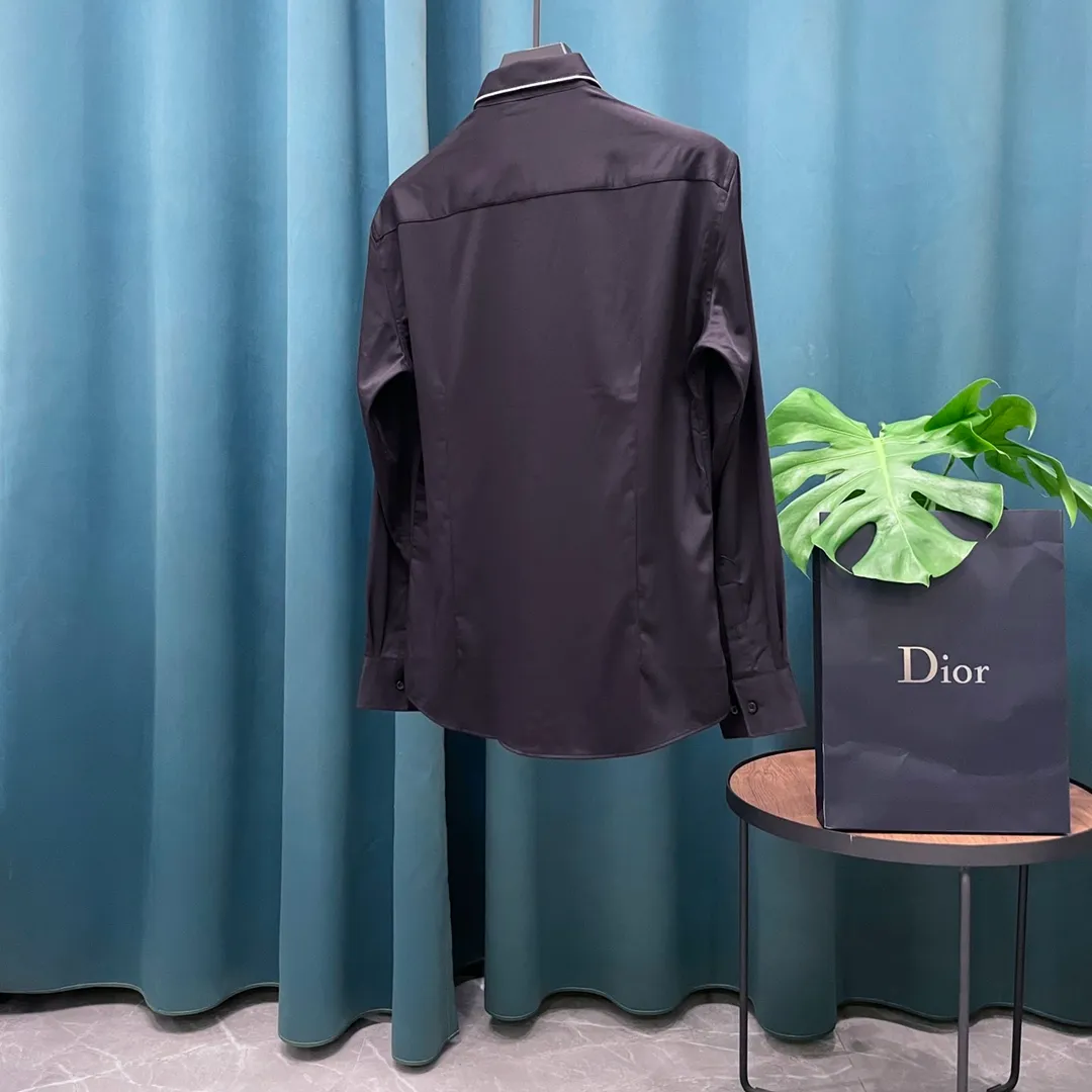 🅿️290 Dior➡️Dior long-sleeved shirt. The shirt pattern is adjusted according to the original version. The fabric is made of 100% pure cotton original customized fabric. Infrared positioning and cutting. The placket/front and back panels and sleeves are all aligned. Imported sewing equipment. Assembly line production. Neat wiring. The production process and its time-consuming materials. The original version is the same as the natural shell🐚 buttons. Three labels are complete. Comes with a spare button. Bags are the same for men and women🔥🔥🔥 Size: M-3XL