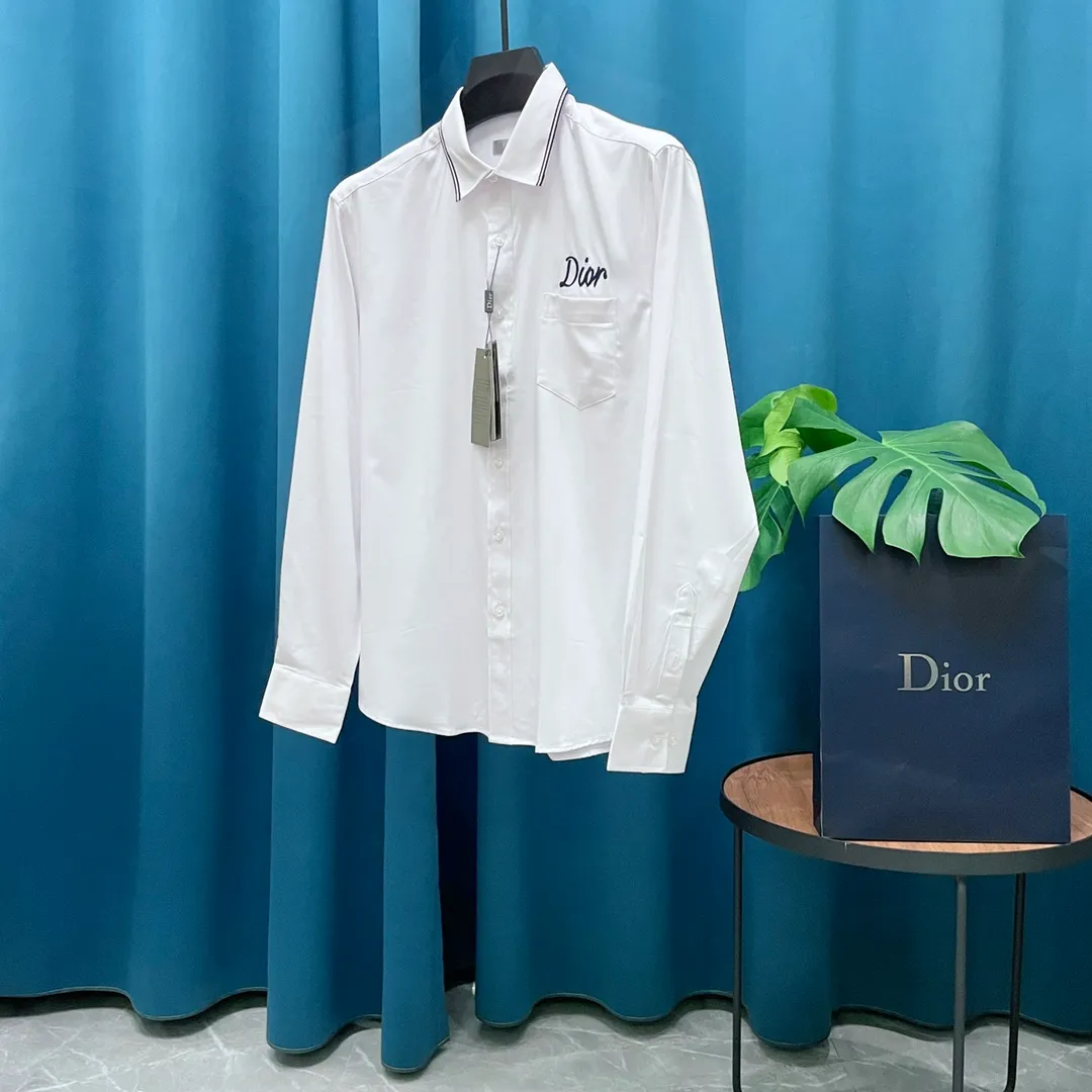 🅿️290 Dior➡️Dior long-sleeved shirt. The shirt pattern is adjusted according to the original version. The fabric is made of 100% pure cotton original customized fabric. Infrared positioning and cutting. The placket/front and back panels and sleeves are all aligned. Imported sewing equipment. Assembly line production. Neat wiring. The production process and its time-consuming materials. The original version is the same as the natural shell🐚 buttons. Three labels are complete. Comes with a spare button. Bags are the same for men and women🔥🔥🔥 Size: M-3XL