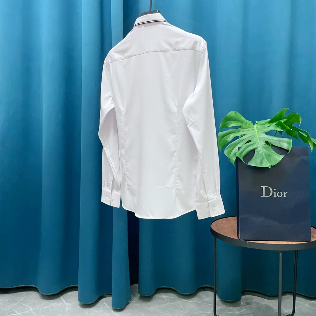 🅿️290 Dior➡️Dior long-sleeved shirt. The shirt pattern is adjusted according to the original version. The fabric is made of 100% pure cotton original customized fabric. Infrared positioning and cutting. The placket/front and back panels and sleeves are all aligned. Imported sewing equipment. Assembly line production. Neat wiring. The production process and its time-consuming materials. The original version is the same as the natural shell🐚 buttons. Three labels are complete. Comes with a spare button. Bags are the same for men and women🔥🔥🔥 Size: M-3XL