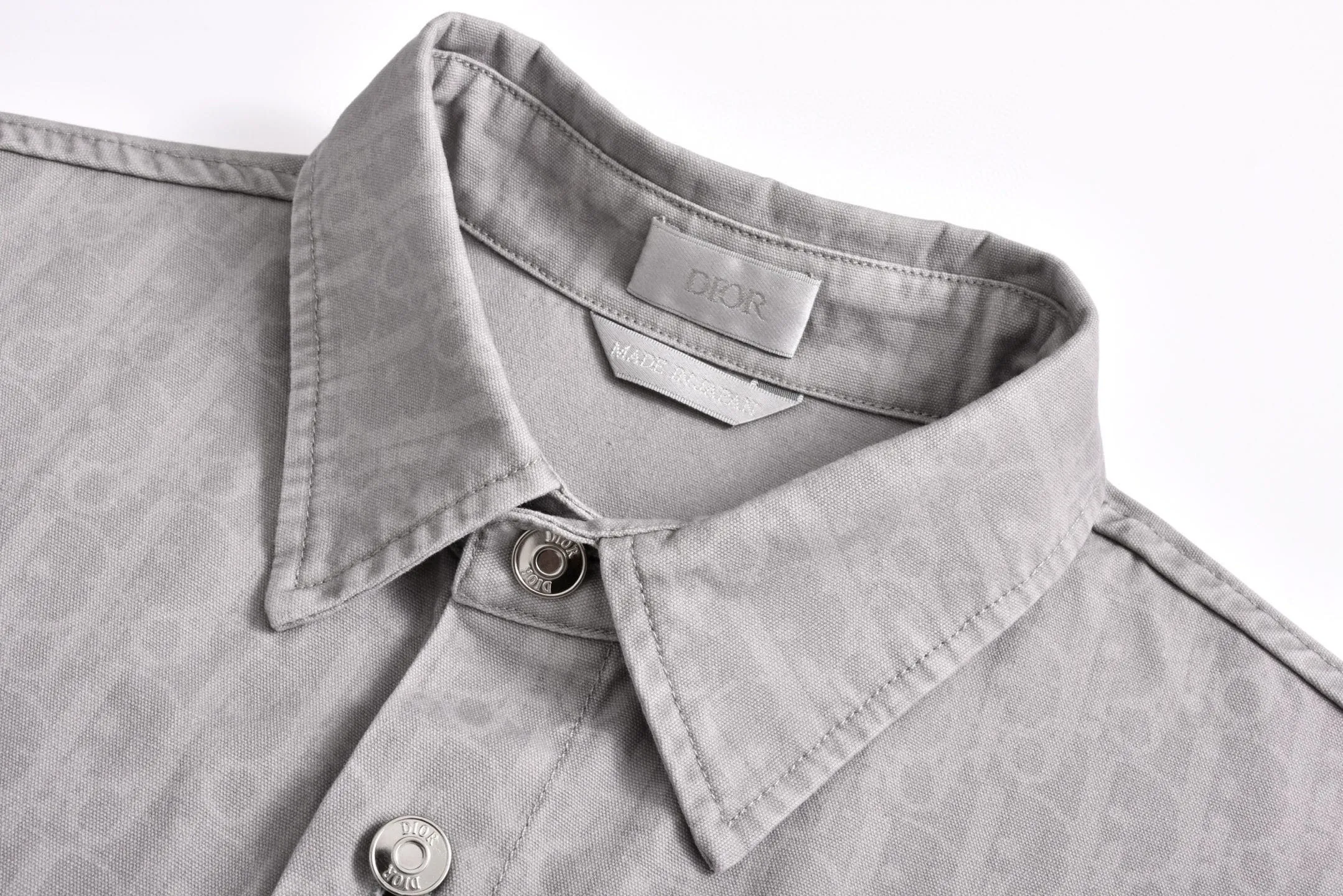 🅿️440 [Exclusive supply] CD 25SS full-print jacquard short-sleeved shirt. Originally purchased for 18,000. The letters on the fabric are printed using a discharge printing process, which is to turn the original color of the yarn into white gray. It is not the so-called printed or jacquard fabric on the market. The fabric texture is thick and stiff, and it is not the soft and light material on the market. Pay attention to the distinction. The fabric characteristics are not easy to wrinkle. The dyeing yarn 100% restores the original color. Exclusively molded and custom-made aluminum buckles, which will not rust easily after being stored for a long time after washing. The "D1OR" letters on the small buttons are clearly visible. The unique design of the notched lapels and the straight and loose fit not only retains the classic beauty of the lapels, but also gives the shirt a retro and casual atmosphere. A full set of new accessories are customized simultaneously, with perfect details. Size:40-41-42
