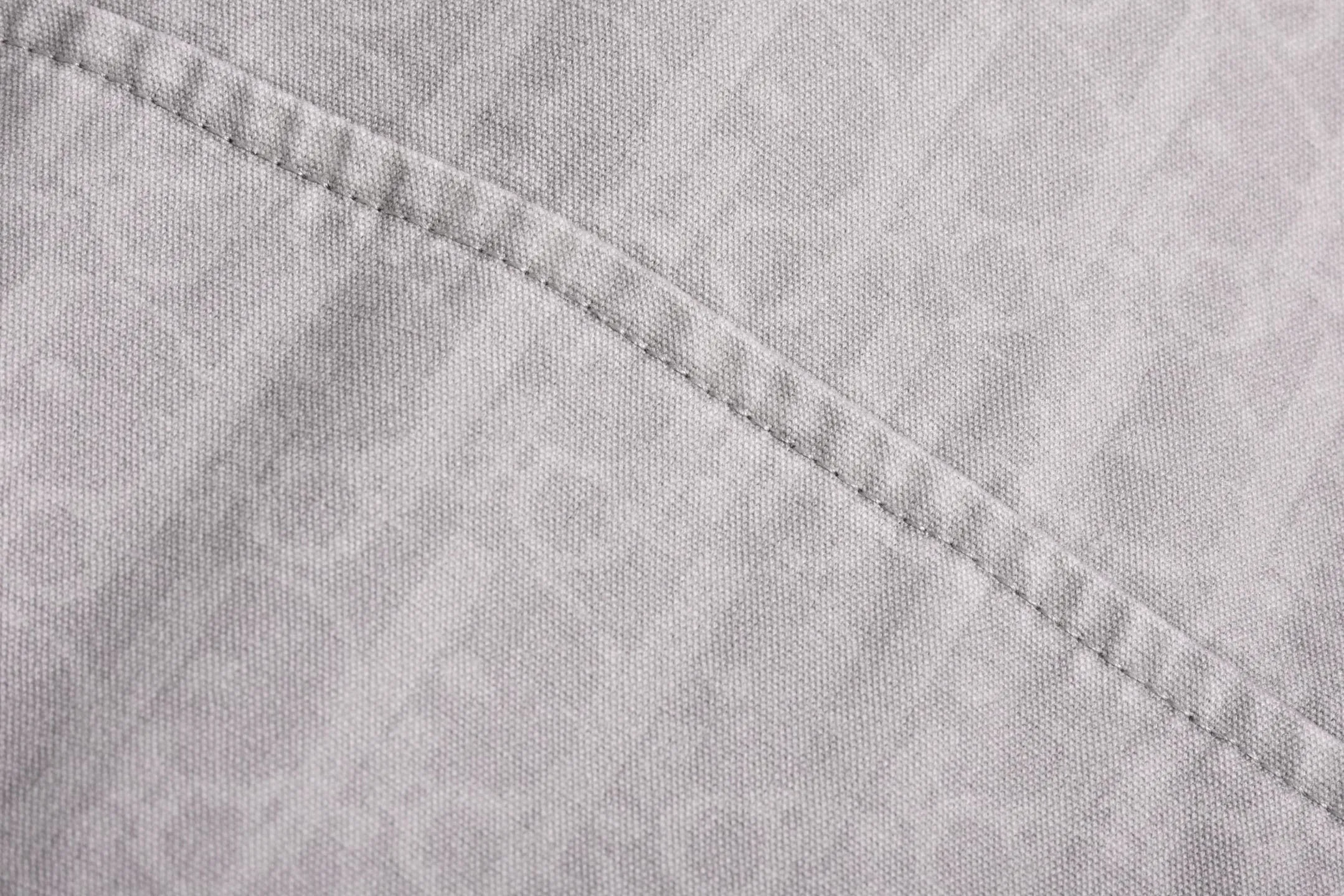 🅿️440 [Exclusive supply] CD 25SS full-print jacquard short-sleeved shirt. Originally purchased for 18,000. The letters on the fabric are printed using a discharge printing process, which is to turn the original color of the yarn into white gray. It is not the so-called printed or jacquard fabric on the market. The fabric texture is thick and stiff, and it is not the soft and light material on the market. Pay attention to the distinction. The fabric characteristics are not easy to wrinkle. The dyeing yarn 100% restores the original color. Exclusively molded and custom-made aluminum buckles, which will not rust easily after being stored for a long time after washing. The "D1OR" letters on the small buttons are clearly visible. The unique design of the notched lapels and the straight and loose fit not only retains the classic beauty of the lapels, but also gives the shirt a retro and casual atmosphere. A full set of new accessories are customized simultaneously, with perfect details. Size:40-41-42