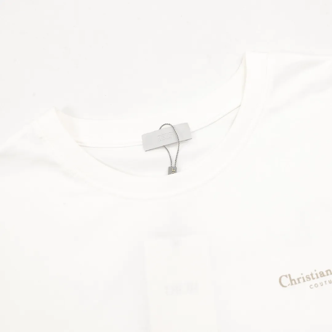 🅿️210 DIOR/Dior letter printed round neck short sleeves, made of 10S encrypted reinforced cotton and linen fabric, 250g; with 26S1×1 thread, 200g. The appearance of cotton and linen not only maintains the unique rough and crisp style of linen fabrics, but also has the soft characteristics of cotton fabrics, which improves the shortcomings of linen fabrics that are not clean enough and easy to fluff. The texture of the linen-cotton intertwined fabric is firm and smooth, and feels softer than pure linen; it is breathable and dry, can quickly discharge moisture, and does not stick to the body when sweating. size：S-L