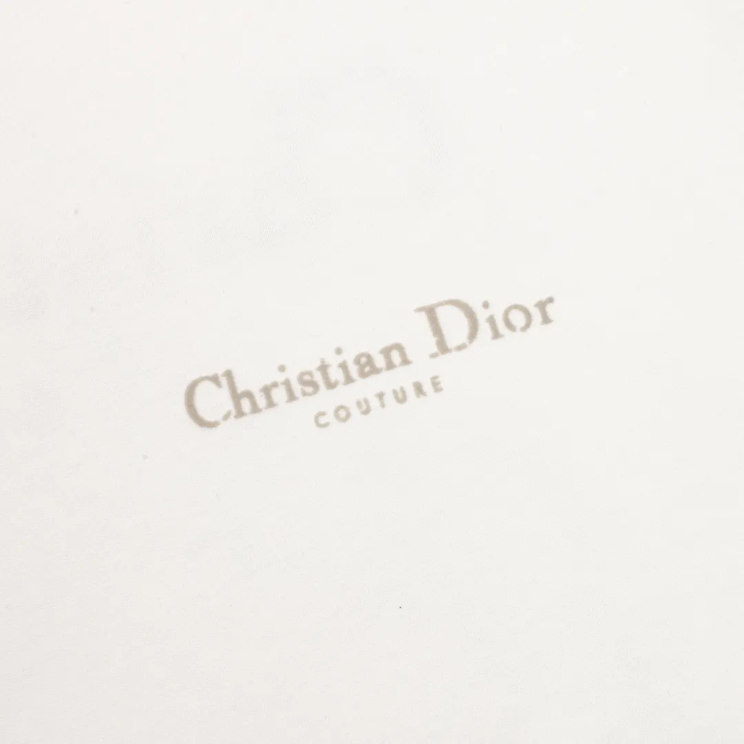 🅿️210 DIOR/Dior letter printed round neck short sleeves, made of 10S encrypted reinforced cotton and linen fabric, 250g; with 26S1×1 thread, 200g. The appearance of cotton and linen not only maintains the unique rough and crisp style of linen fabrics, but also has the soft characteristics of cotton fabrics, which improves the shortcomings of linen fabrics that are not clean enough and easy to fluff. The texture of the linen-cotton intertwined fabric is firm and smooth, and feels softer than pure linen; it is breathable and dry, can quickly discharge moisture, and does not stick to the body when sweating. size：S-L