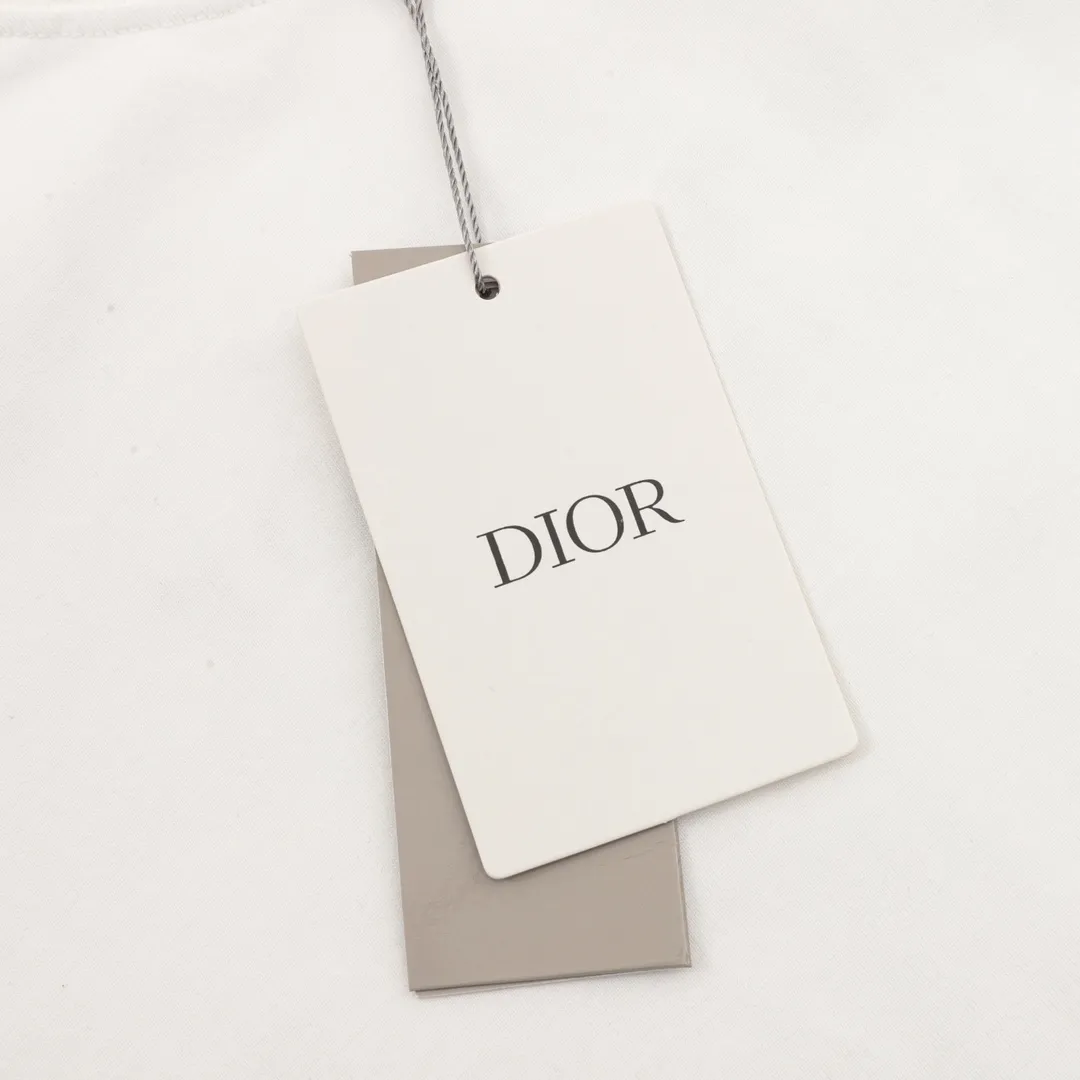 🅿️210 DIOR/Dior letter printed round neck short sleeves, made of 10S encrypted reinforced cotton and linen fabric, 250g; with 26S1×1 thread, 200g. The appearance of cotton and linen not only maintains the unique rough and crisp style of linen fabrics, but also has the soft characteristics of cotton fabrics, which improves the shortcomings of linen fabrics that are not clean enough and easy to fluff. The texture of the linen-cotton intertwined fabric is firm and smooth, and feels softer than pure linen; it is breathable and dry, can quickly discharge moisture, and does not stick to the body when sweating. size：S-L