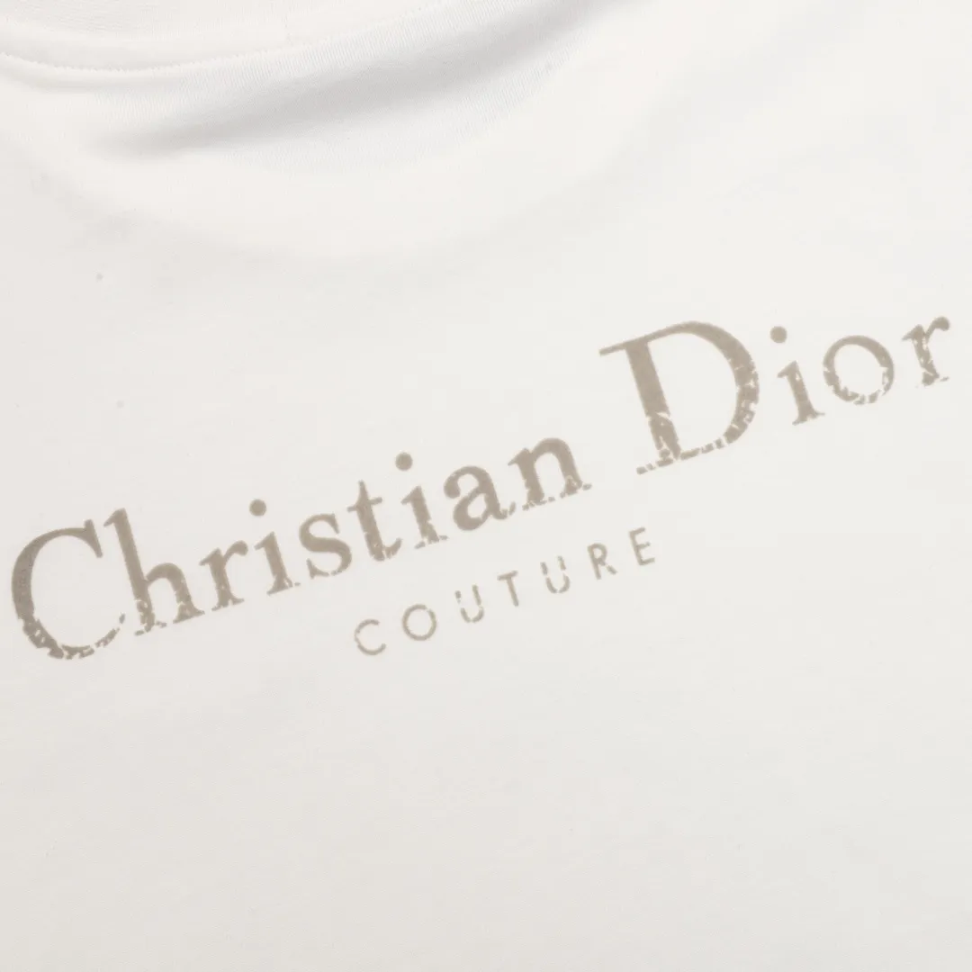 🅿️210 DIOR/Dior letter printed round neck short sleeves, made of 10S encrypted reinforced cotton and linen fabric, 250g; with 26S1×1 thread, 200g. The appearance of cotton and linen not only maintains the unique rough and crisp style of linen fabrics, but also has the soft characteristics of cotton fabrics, which improves the shortcomings of linen fabrics that are not clean enough and easy to fluff. The texture of the linen-cotton intertwined fabric is firm and smooth, and feels softer than pure linen; it is breathable and dry, can quickly discharge moisture, and does not stick to the body when sweating. size：S-L