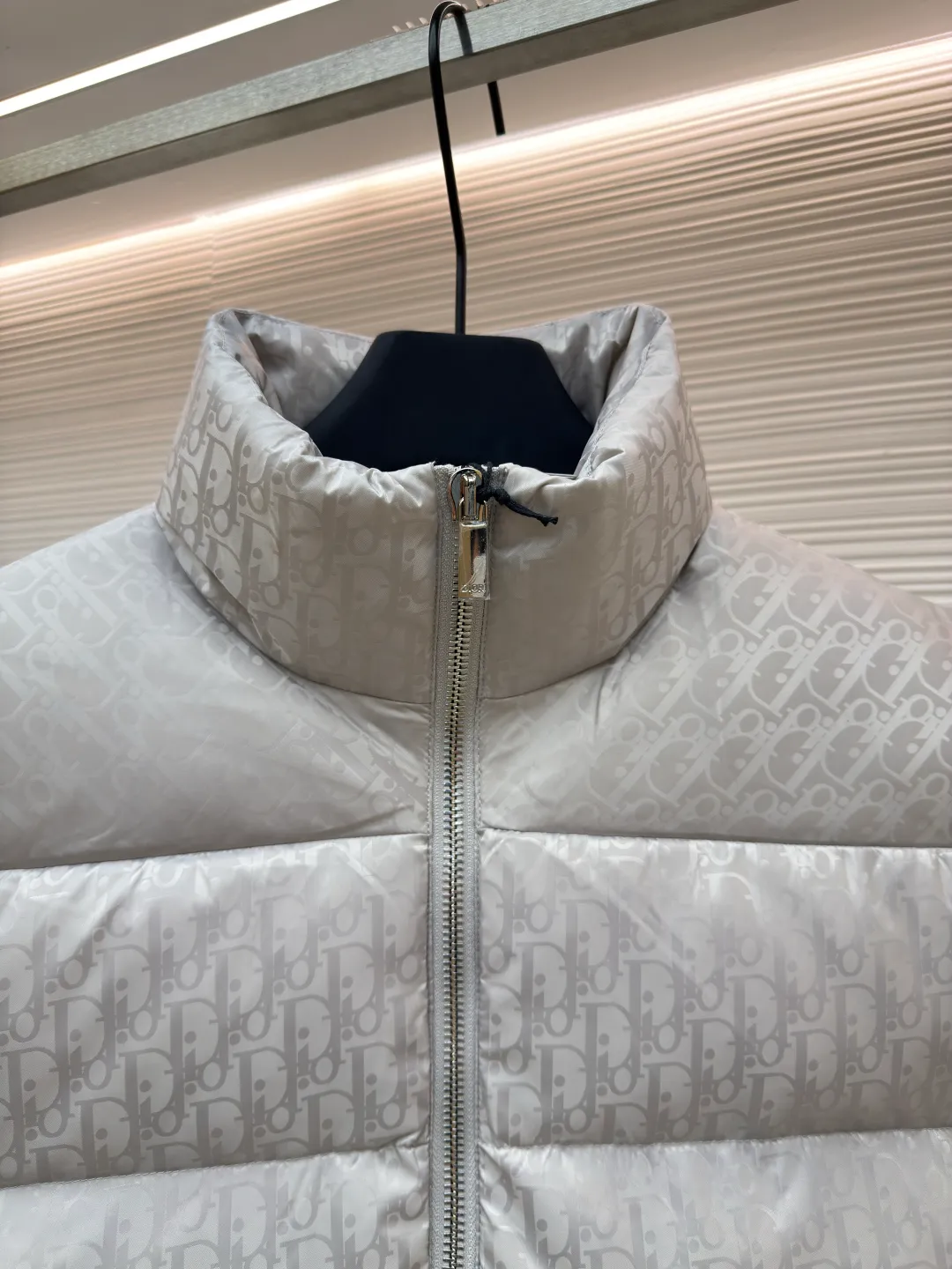 Dior oblique dark pattern old flower stand collar vest ●Original version: purchased and developed by 18139 ●Item number: 1680758-B90 ●Fabric: down fabric ●Technology: full jacquard production ●Version: fitted version ●Weight: about 735 grams ●Size: 46-48-50-52-54-56 ●Description: This is a down with ultra-complex craftsmanship. The customization cycle of the fabric is as long as 50 days. Based on the original fabric, laser jacquard makes the whole piece concave and convex, with a stronger three-dimensional effect and a more obvious 3D effect. ✨This fabric has a good hand feel, and the dark pattern presbyopia on it is very low-key. The fabric shows a dark luster and is extremely waterproof! The real texture is more perfect, custom-woven high-density satin nylon material and dark jacquard weave, simple and refreshing, thick and fluffy, super three-proof fabric, waterproof, stain-proof and dust-proof! ✨ Full-width jacquard LOGO, ultra-high-end luxury and style. The handsomeness and eye-catching index of the upper body are absolutely NO. 1. Fully custom-woven jacquard LOGO technology fabric, high-density polyester fiber. It is a new type of heat-insulating and light-weight fabric. It has a light texture, delicate and soft warmth and breathability. Especially the LOGO jacquard produces different light and dark interweaving under different lights! The overall wiring is straight and delicate, the fabric is comfortable and soft, and the color is consistent without color difference. It can be matched with the same style to create a fashionable look and control various occasions. Customized accessories, complete with three standards, same style for men and women!
