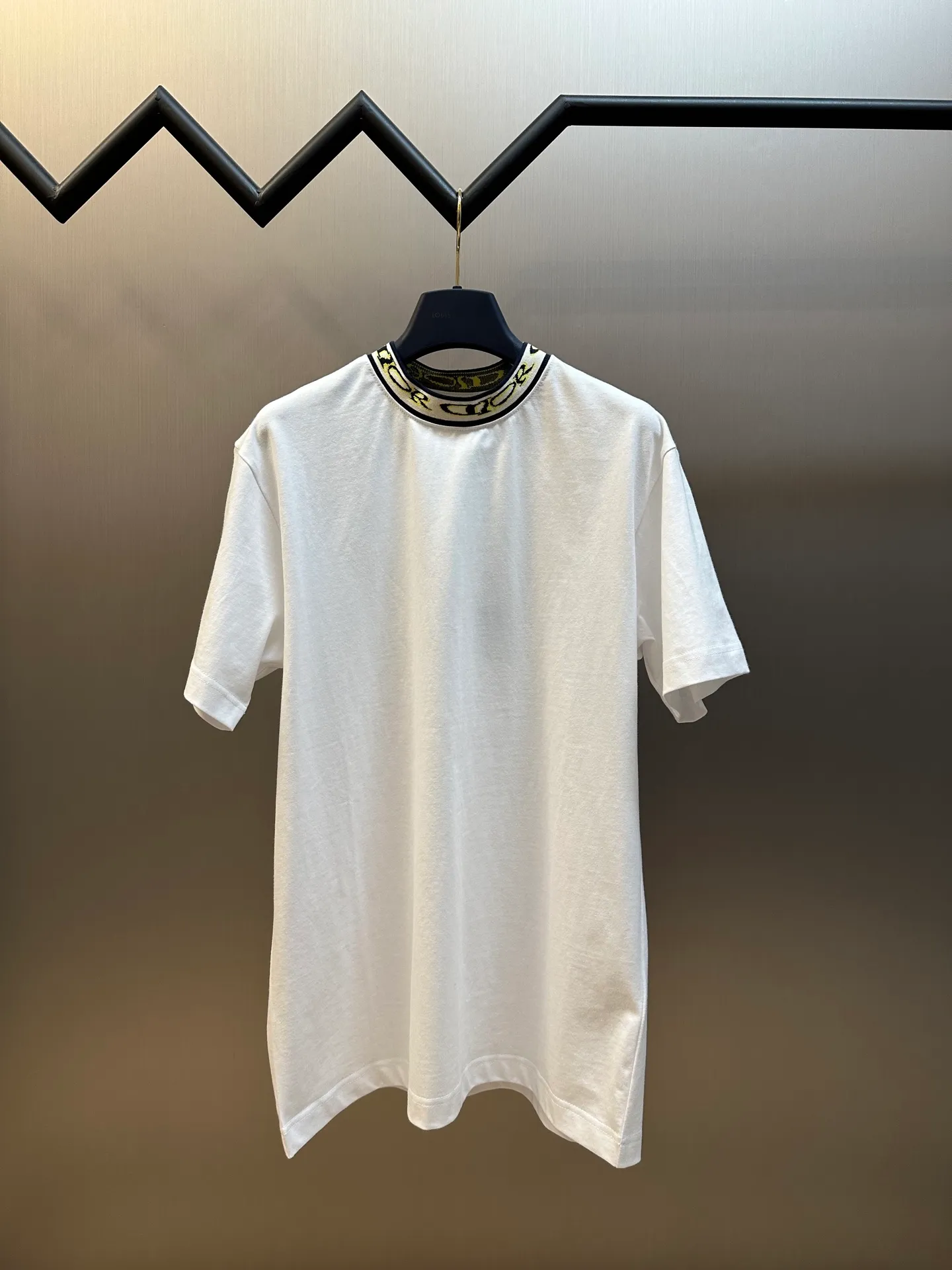 🅿️270 Dior artistic font rib short sleeves, cotton jersey fabric, made of 15S fine cotton plain weave, 230g; with threaded 32S double yarn rack, 300g. 15S is a relatively thick yarn used to make thicker and more durable fabrics. The fabric made of pure cotton natural fiber has the characteristics of good hygroscopicity, strong breathability, softness and comfort. Cotton fabrics are generally suitable for summer wear and can help keep your body dry and comfortable. The yarn passes alternately in the horizontal and vertical directions to form a simple cross structure; it has good elasticity and wear resistance.  The ribbed neckline is decorated with the joint series logo, the original artistic font is painted with flowers, and the flower collar pattern is woven with specific yarns of different colors. Fully computerized jacquard machine, the so-called computerized jacquard machine is to store the pattern data in a computer disk in advance, then put the disk into the computer of the loom, and the computer will control the weaving. The exquisite jacquard flat machine collar has clear and unique texture, rich color layers and is not easy to deform. Special double-layer weaving technology, rich color layering, strong three-dimensional jacquard effect on the surface, comfortable and skin-friendly, and good breathability.  The high-neck flat knit short-sleeved version and the round-neck short-sleeved T-shirt are restored in the design of the collar and cuffs, and special sewing methods or reinforcements are used to ensure the durability and comfort of these parts. Standard casual round neck short sleeves usually adopt a classic round neck design. The neckline is moderate in size, neither too tight nor too loose, and can well show the wearer's neck line.  size：xs s m l