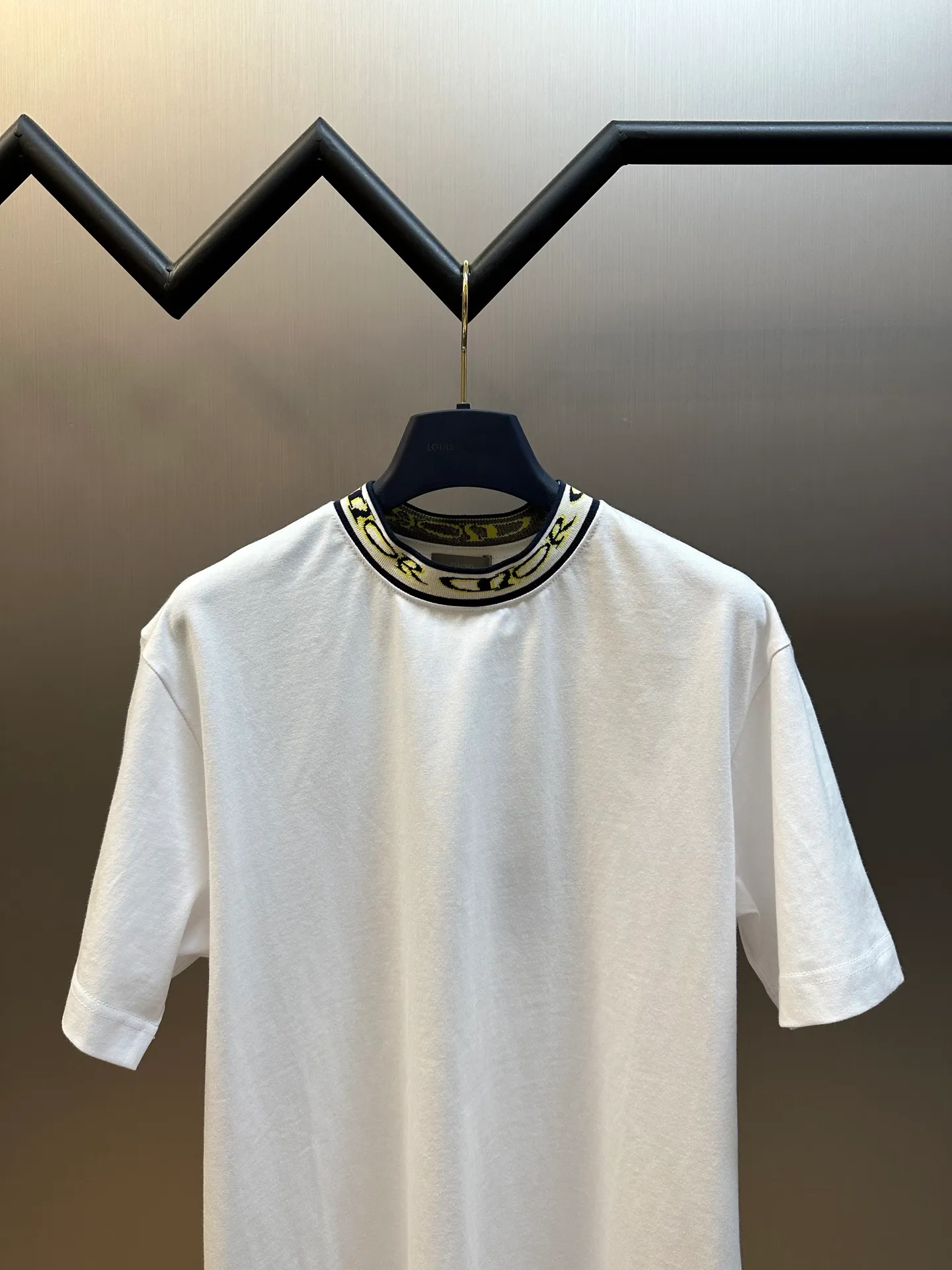 🅿️270 Dior artistic font rib short sleeves, cotton jersey fabric, made of 15S fine cotton plain weave, 230g; with threaded 32S double yarn rack, 300g. 15S is a relatively thick yarn used to make thicker and more durable fabrics. The fabric made of pure cotton natural fiber has the characteristics of good hygroscopicity, strong breathability, softness and comfort. Cotton fabrics are generally suitable for summer wear and can help keep your body dry and comfortable. The yarn passes alternately in the horizontal and vertical directions to form a simple cross structure; it has good elasticity and wear resistance.  The ribbed neckline is decorated with the joint series logo, the original artistic font is painted with flowers, and the flower collar pattern is woven with specific yarns of different colors. Fully computerized jacquard machine, the so-called computerized jacquard machine is to store the pattern data in a computer disk in advance, then put the disk into the computer of the loom, and the computer will control the weaving. The exquisite jacquard flat machine collar has clear and unique texture, rich color layers and is not easy to deform. Special double-layer weaving technology, rich color layering, strong three-dimensional jacquard effect on the surface, comfortable and skin-friendly, and good breathability.  The high-neck flat knit short-sleeved version and the round-neck short-sleeved T-shirt are restored in the design of the collar and cuffs, and special sewing methods or reinforcements are used to ensure the durability and comfort of these parts. Standard casual round neck short sleeves usually adopt a classic round neck design. The neckline is moderate in size, neither too tight nor too loose, and can well show the wearer's neck line.  size：xs s m l