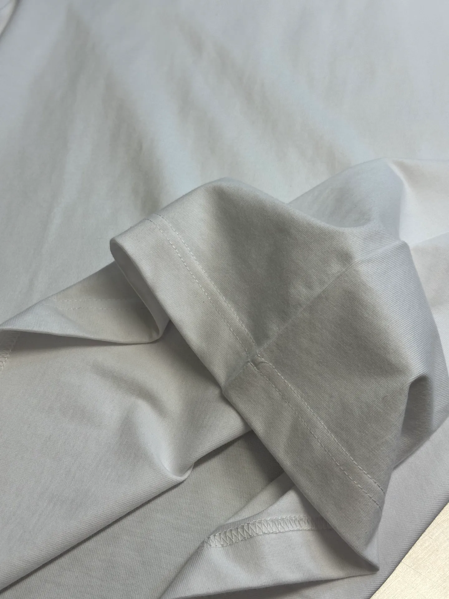 🅿️270 Dior artistic font rib short sleeves, cotton jersey fabric, made of 15S fine cotton plain weave, 230g; with threaded 32S double yarn rack, 300g. 15S is a relatively thick yarn used to make thicker and more durable fabrics. The fabric made of pure cotton natural fiber has the characteristics of good hygroscopicity, strong breathability, softness and comfort. Cotton fabrics are generally suitable for summer wear and can help keep your body dry and comfortable. The yarn passes alternately in the horizontal and vertical directions to form a simple cross structure; it has good elasticity and wear resistance.  The ribbed neckline is decorated with the joint series logo, the original artistic font is painted with flowers, and the flower collar pattern is woven with specific yarns of different colors. Fully computerized jacquard machine, the so-called computerized jacquard machine is to store the pattern data in a computer disk in advance, then put the disk into the computer of the loom, and the computer will control the weaving. The exquisite jacquard flat machine collar has clear and unique texture, rich color layers and is not easy to deform. Special double-layer weaving technology, rich color layering, strong three-dimensional jacquard effect on the surface, comfortable and skin-friendly, and good breathability.  The high-neck flat knit short-sleeved version and the round-neck short-sleeved T-shirt are restored in the design of the collar and cuffs, and special sewing methods or reinforcements are used to ensure the durability and comfort of these parts. Standard casual round neck short sleeves usually adopt a classic round neck design. The neckline is moderate in size, neither too tight nor too loose, and can well show the wearer's neck line.  size：xs s m l