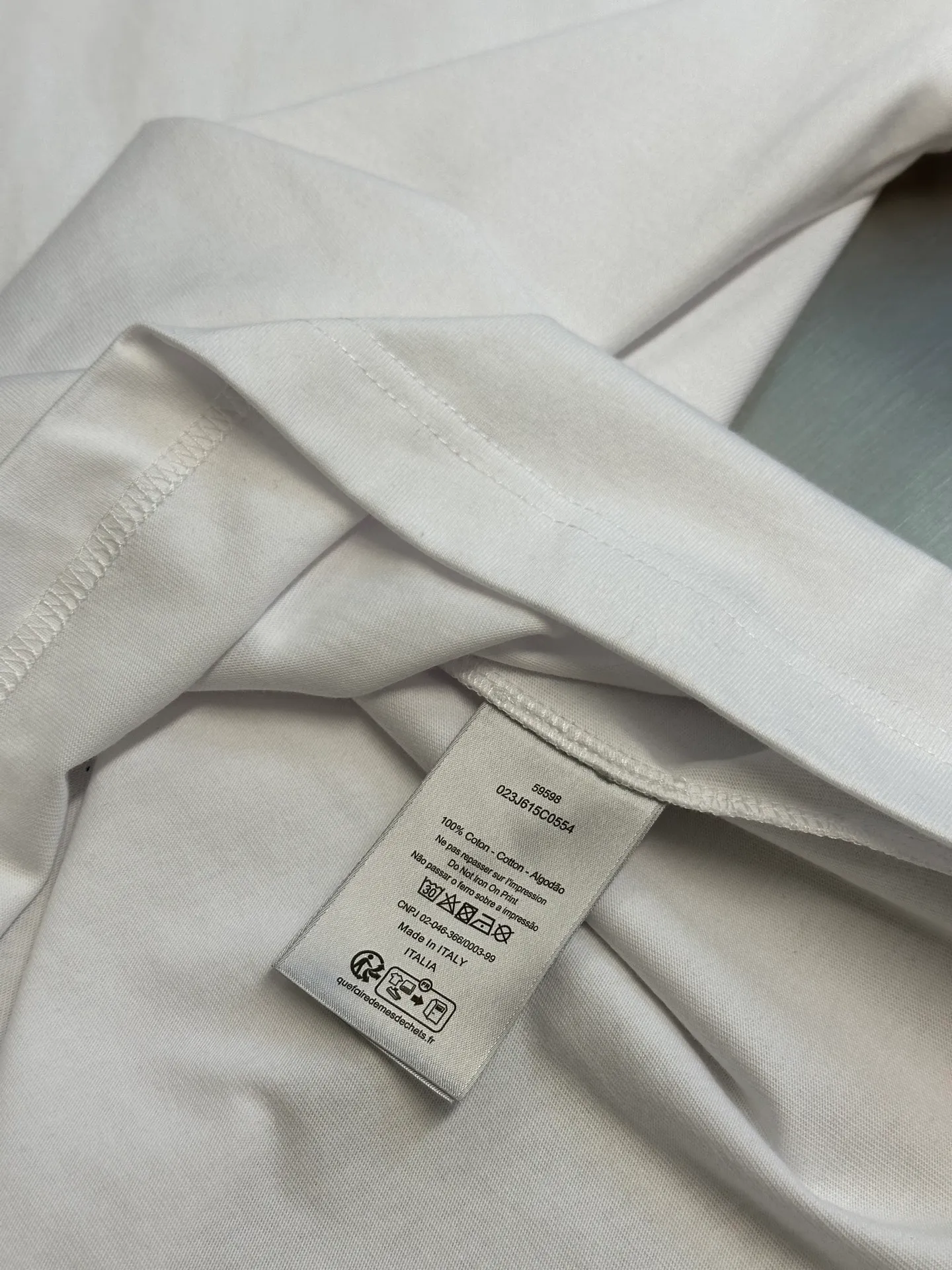 🅿️270 Dior artistic font rib short sleeves, cotton jersey fabric, made of 15S fine cotton plain weave, 230g; with threaded 32S double yarn rack, 300g. 15S is a relatively thick yarn used to make thicker and more durable fabrics. The fabric made of pure cotton natural fiber has the characteristics of good hygroscopicity, strong breathability, softness and comfort. Cotton fabrics are generally suitable for summer wear and can help keep your body dry and comfortable. The yarn passes alternately in the horizontal and vertical directions to form a simple cross structure; it has good elasticity and wear resistance.  The ribbed neckline is decorated with the joint series logo, the original artistic font is painted with flowers, and the flower collar pattern is woven with specific yarns of different colors. Fully computerized jacquard machine, the so-called computerized jacquard machine is to store the pattern data in a computer disk in advance, then put the disk into the computer of the loom, and the computer will control the weaving. The exquisite jacquard flat machine collar has clear and unique texture, rich color layers and is not easy to deform. Special double-layer weaving technology, rich color layering, strong three-dimensional jacquard effect on the surface, comfortable and skin-friendly, and good breathability.  The high-neck flat knit short-sleeved version and the round-neck short-sleeved T-shirt are restored in the design of the collar and cuffs, and special sewing methods or reinforcements are used to ensure the durability and comfort of these parts. Standard casual round neck short sleeves usually adopt a classic round neck design. The neckline is moderate in size, neither too tight nor too loose, and can well show the wearer's neck line.  size：xs s m l