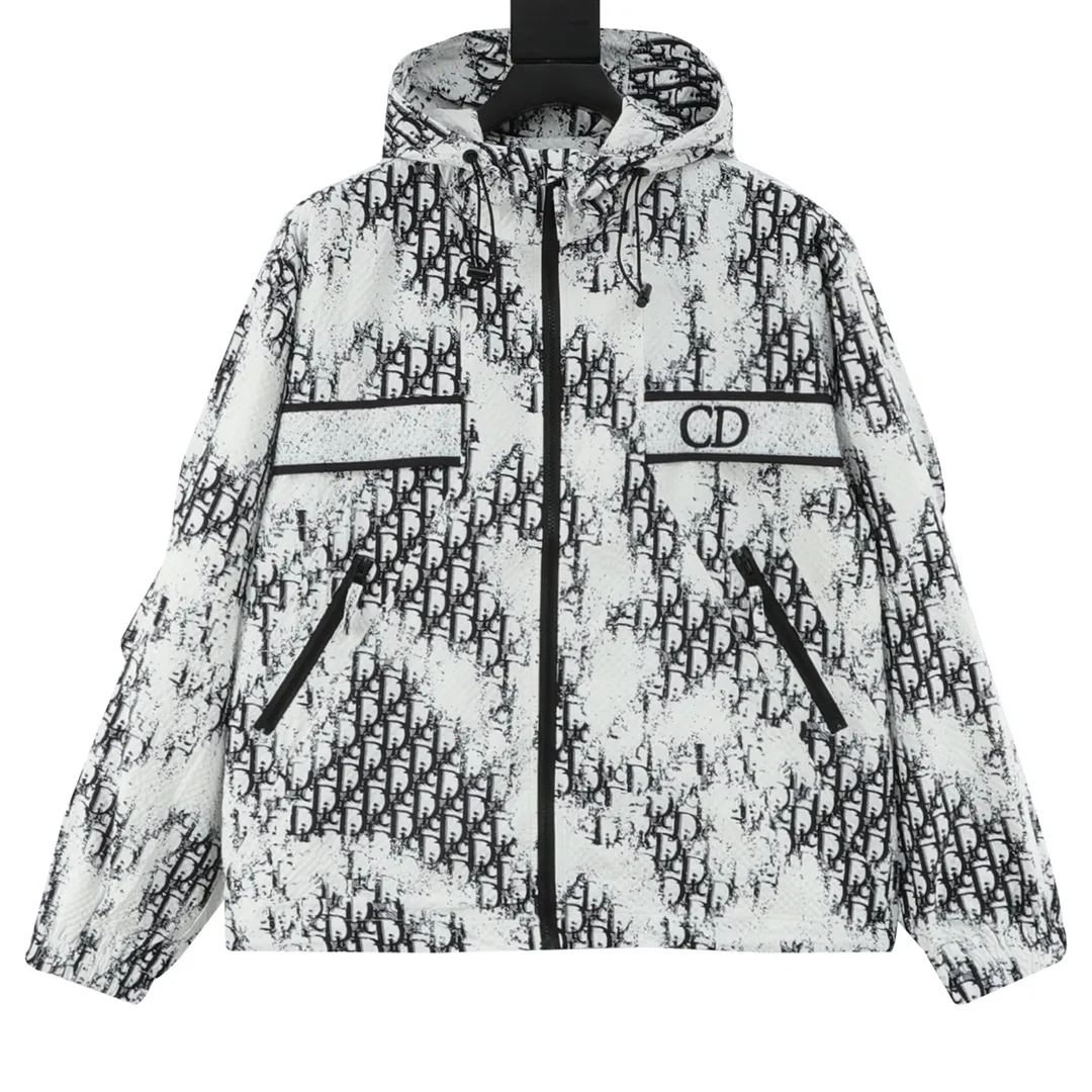 🅿️620 DIOR/Dior all-over printed gradient distressed jacquard zipper windbreaker jacket. Exclusive molding and custom-made original zipper. It will not rust easily after being stored for a long time after washing. The "Dior" letters on the small buttons on the pockets are clearly visible. The fabric letters are printed using a discharge printing process, which is to change the original color of the yarn to white and gray. It is not the so-called printed or jacquard fabric on the market. The texture of the fabric is thick and stiff, and it is not the soft and thin material on the market. Pay attention to the distinction. The characteristics of the fabric are not easy to wrinkle. The dyeing yarn 100% restores the original color. An exclusive blockbuster item! Size：XS-L