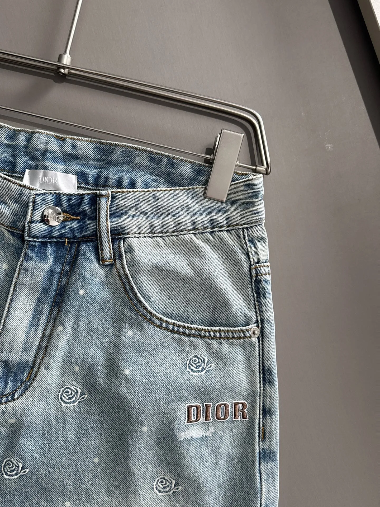 🅿️330 Dior 2025 summer new jeans denim shorts are produced using imported Japanese Denim plain cotton denim fabrics, complete with three standards. The top stone-washed process makes the texture reach the old taste of the 1980s. It is soft, delicate, comfortable and breathable. The color has a modern and fashionable vicissitudes. The upper body is versatile and fashionable! Light luxury, a must-have item for daily commuting! Code number: 28-40 (please state your height and weight when placing an order)
