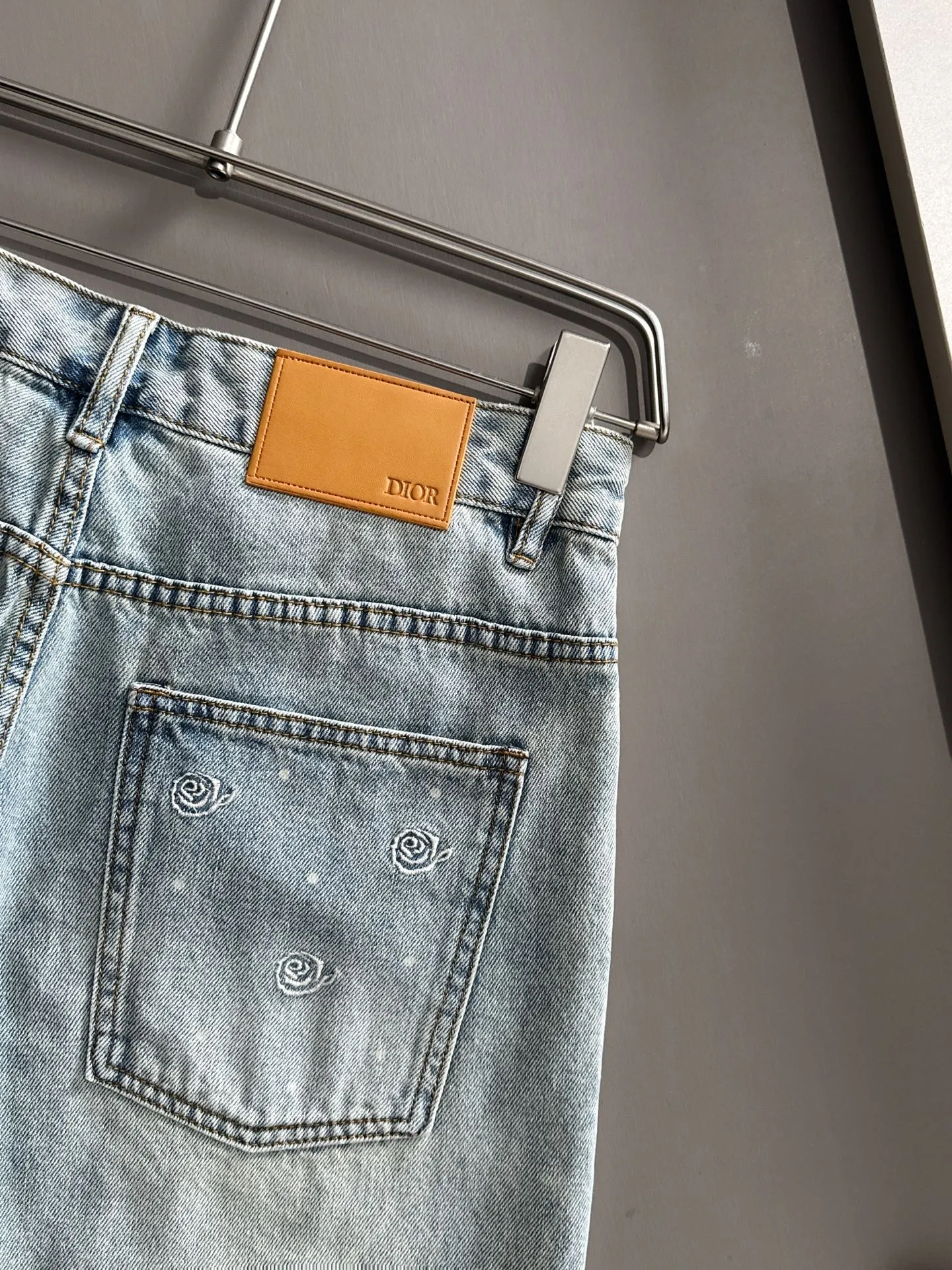 🅿️330 Dior 2025 summer new jeans denim shorts are produced using imported Japanese Denim plain cotton denim fabrics, complete with three standards. The top stone-washed process makes the texture reach the old taste of the 1980s. It is soft, delicate, comfortable and breathable. The color has a modern and fashionable vicissitudes. The upper body is versatile and fashionable! Light luxury, a must-have item for daily commuting! Code number: 28-40 (please state your height and weight when placing an order)