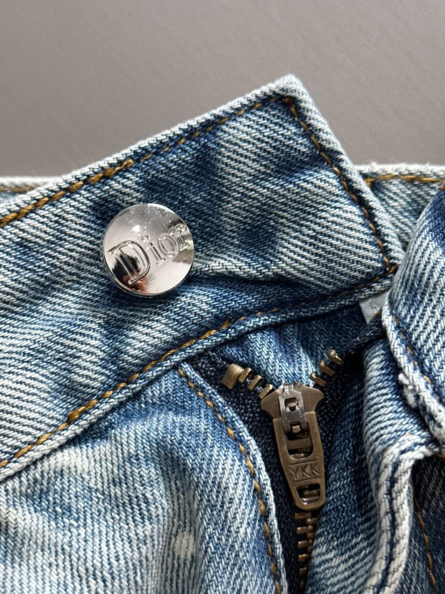 🅿️330 Dior 2025 summer new jeans denim shorts are produced using imported Japanese Denim plain cotton denim fabrics, complete with three standards. The top stone-washed process makes the texture reach the old taste of the 1980s. It is soft, delicate, comfortable and breathable. The color has a modern and fashionable vicissitudes. The upper body is versatile and fashionable! Light luxury, a must-have item for daily commuting! Code number: 28-40 (please state your height and weight when placing an order)