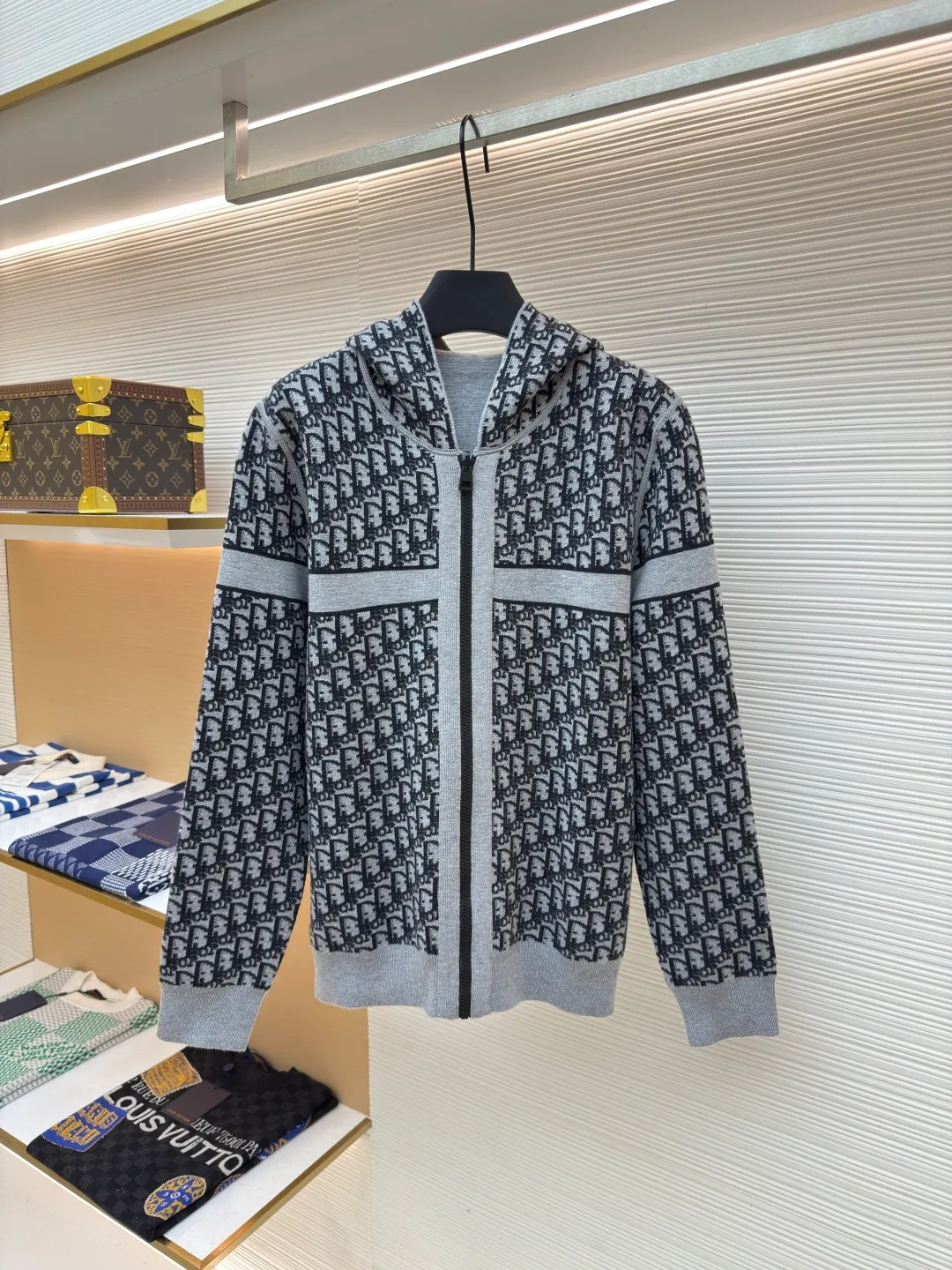 DIOR double-sided cashmere zipper jacket ●Item number: 1680431-B50 ●Fabric: Cashmere fabric ●Technology: Knitting ●Version: Fitted version ●Weight: about 895 grams ●Size: S-M-L-XL-XXL ●Description: Made of high-weight cashmere, warm, soft and comfortable! Reversible knit sweater with navy blue on one side and signature Oblique print on the other for a classic reversible look. The double-sided zipper with custom molding can be matched at will and the classic is reproduced. The overall wiring is straight and delicate, the fabric is comfortable and soft, and the color is consistent without color difference. It can be matched with the same style to create a fashionable look and control various occasions. Customized accessories, complete with three standards, same style for men and women!