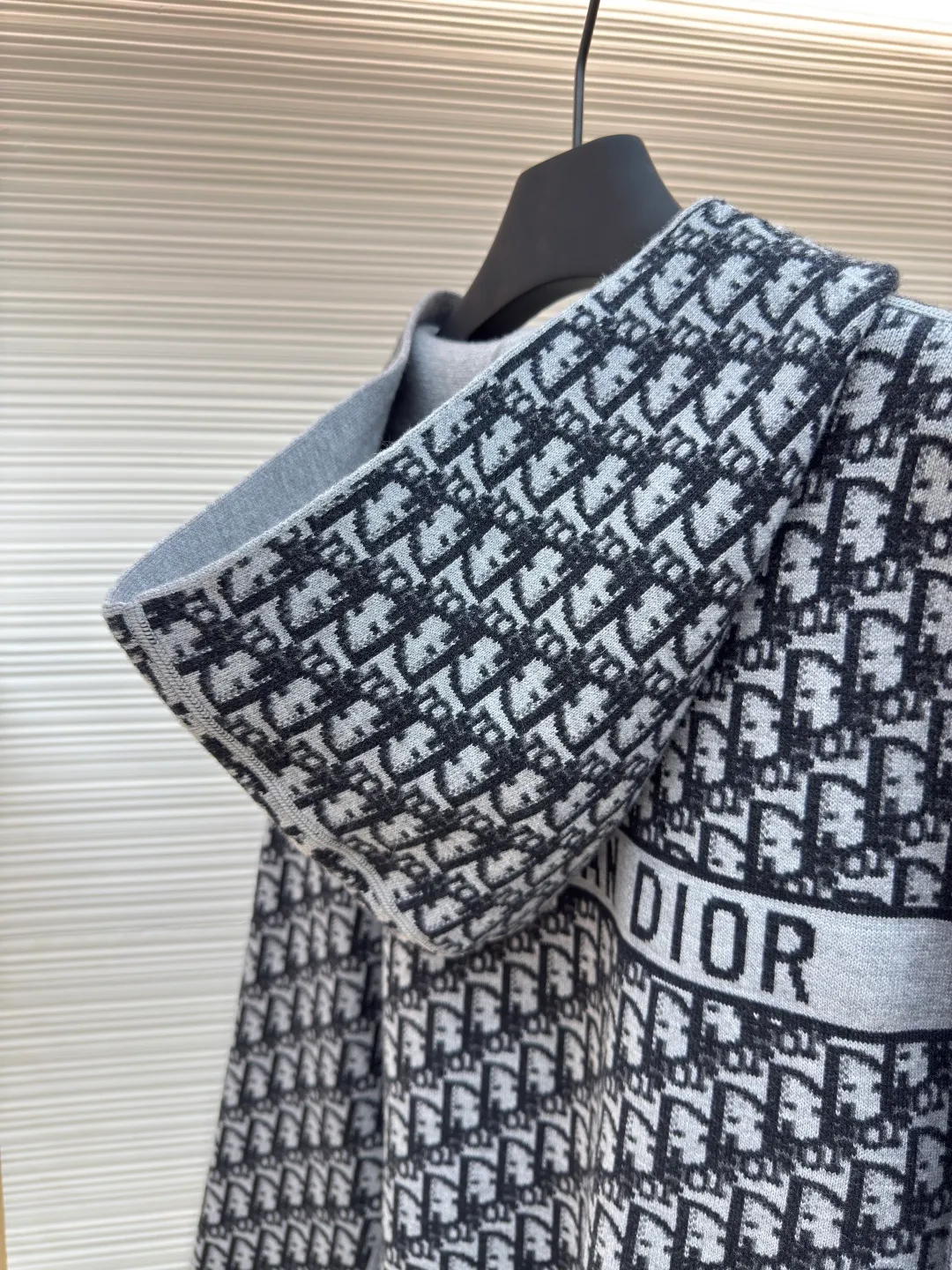 DIOR double-sided cashmere zipper jacket ●Item number: 1680431-B50 ●Fabric: Cashmere fabric ●Technology: Knitting ●Version: Fitted version ●Weight: about 895 grams ●Size: S-M-L-XL-XXL ●Description: Made of high-weight cashmere, warm, soft and comfortable! Reversible knit sweater with navy blue on one side and signature Oblique print on the other for a classic reversible look. The double-sided zipper with custom molding can be matched at will and the classic is reproduced. The overall wiring is straight and delicate, the fabric is comfortable and soft, and the color is consistent without color difference. It can be matched with the same style to create a fashionable look and control various occasions. Customized accessories, complete with three standards, same style for men and women!