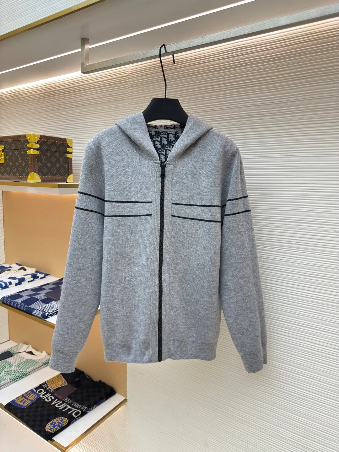 DIOR double-sided cashmere zipper jacket ●Item number: 1680431-B50 ●Fabric: Cashmere fabric ●Technology: Knitting ●Version: Fitted version ●Weight: about 895 grams ●Size: S-M-L-XL-XXL ●Description: Made of high-weight cashmere, warm, soft and comfortable! Reversible knit sweater with navy blue on one side and signature Oblique print on the other for a classic reversible look. The double-sided zipper with custom molding can be matched at will and the classic is reproduced. The overall wiring is straight and delicate, the fabric is comfortable and soft, and the color is consistent without color difference. It can be matched with the same style to create a fashionable look and control various occasions. Customized accessories, complete with three standards, same style for men and women!