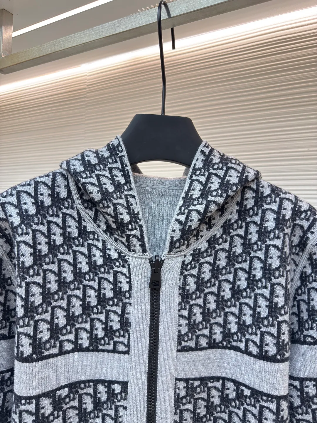DIOR double-sided cashmere zipper jacket ●Item number: 1680431-B50 ●Fabric: Cashmere fabric ●Technology: Knitting ●Version: Fitted version ●Weight: about 895 grams ●Size: S-M-L-XL-XXL ●Description: Made of high-weight cashmere, warm, soft and comfortable! Reversible knit sweater with navy blue on one side and signature Oblique print on the other for a classic reversible look. The double-sided zipper with custom molding can be matched at will and the classic is reproduced. The overall wiring is straight and delicate, the fabric is comfortable and soft, and the color is consistent without color difference. It can be matched with the same style to create a fashionable look and control various occasions. Customized accessories, complete with three standards, same style for men and women!
