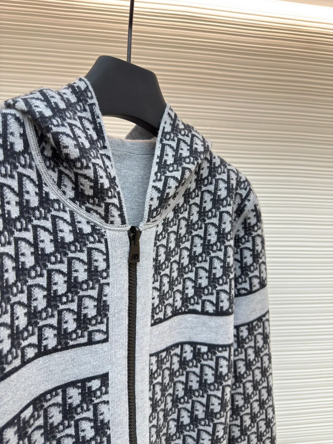 DIOR double-sided cashmere zipper jacket ●Item number: 1680431-B50 ●Fabric: Cashmere fabric ●Technology: Knitting ●Version: Fitted version ●Weight: about 895 grams ●Size: S-M-L-XL-XXL ●Description: Made of high-weight cashmere, warm, soft and comfortable! Reversible knit sweater with navy blue on one side and signature Oblique print on the other for a classic reversible look. The double-sided zipper with custom molding can be matched at will and the classic is reproduced. The overall wiring is straight and delicate, the fabric is comfortable and soft, and the color is consistent without color difference. It can be matched with the same style to create a fashionable look and control various occasions. Customized accessories, complete with three standards, same style for men and women!