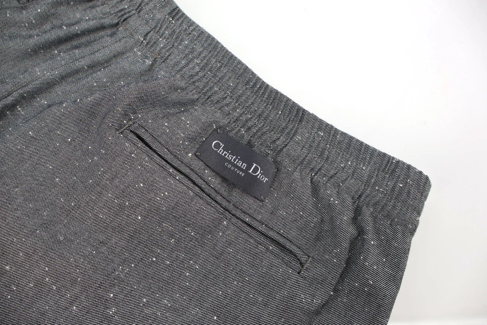 🅿️560 CD solid color wool trousers, originally purchased for 12800 and developed. The fabric is made of twill wool blended mulberry silk fabric. The white dot fabric is not available in the market and is specially customized. The cycle is 30 days. The ready-made fabrics are fermented and manually marked. Customized 1:1 zipper, customized 1:1 trademark, loose fit. Size:46-48-50-52