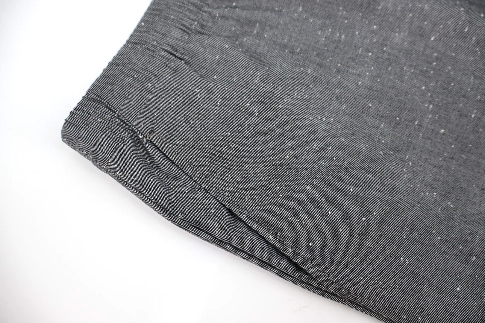 🅿️560 CD solid color wool trousers, originally purchased for 12800 and developed. The fabric is made of twill wool blended mulberry silk fabric. The white dot fabric is not available in the market and is specially customized. The cycle is 30 days. The ready-made fabrics are fermented and manually marked. Customized 1:1 zipper, customized 1:1 trademark, loose fit. Size:46-48-50-52