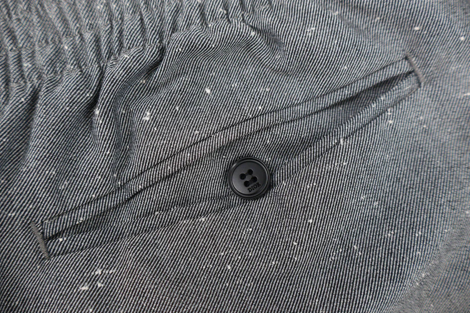 🅿️560 CD solid color wool trousers, originally purchased for 12800 and developed. The fabric is made of twill wool blended mulberry silk fabric. The white dot fabric is not available in the market and is specially customized. The cycle is 30 days. The ready-made fabrics are fermented and manually marked. Customized 1:1 zipper, customized 1:1 trademark, loose fit. Size:46-48-50-52
