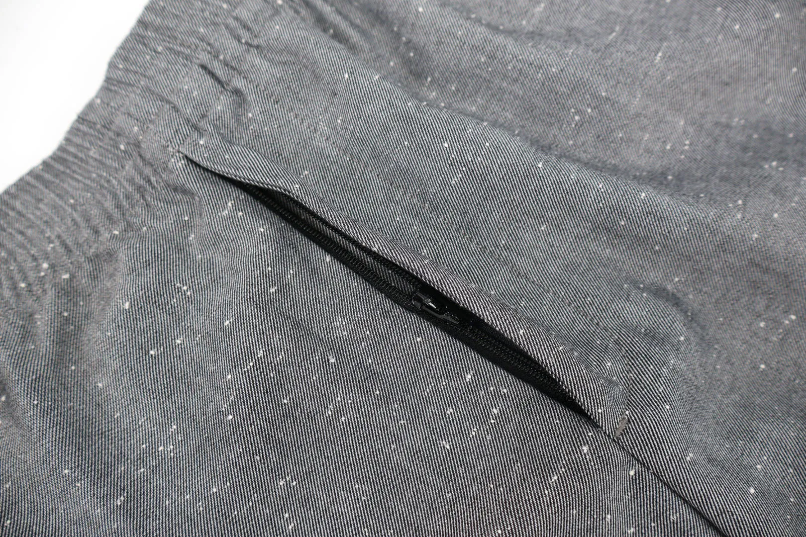 🅿️560 CD solid color wool trousers, originally purchased for 12800 and developed. The fabric is made of twill wool blended mulberry silk fabric. The white dot fabric is not available in the market and is specially customized. The cycle is 30 days. The ready-made fabrics are fermented and manually marked. Customized 1:1 zipper, customized 1:1 trademark, loose fit. Size:46-48-50-52