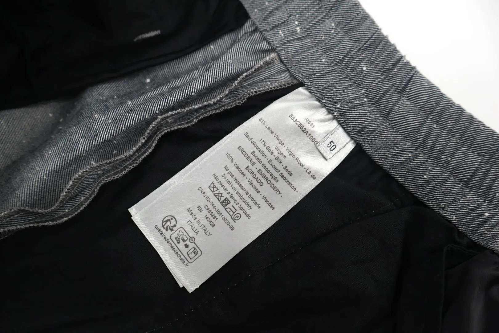 🅿️560 CD solid color wool trousers, originally purchased for 12800 and developed. The fabric is made of twill wool blended mulberry silk fabric. The white dot fabric is not available in the market and is specially customized. The cycle is 30 days. The ready-made fabrics are fermented and manually marked. Customized 1:1 zipper, customized 1:1 trademark, loose fit. Size:46-48-50-52