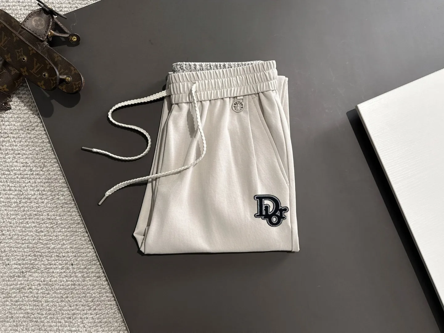🅿️400 next day shipping Dior 2025 spring and summer new elastic band casual pants, thin counter custom fabrics, high breathability and comfort, impeccable details, brand element design concept, reflecting high quality. It feels delicate and soft! It presents a casual cut and the upper body shape is great! Size: M-4XL