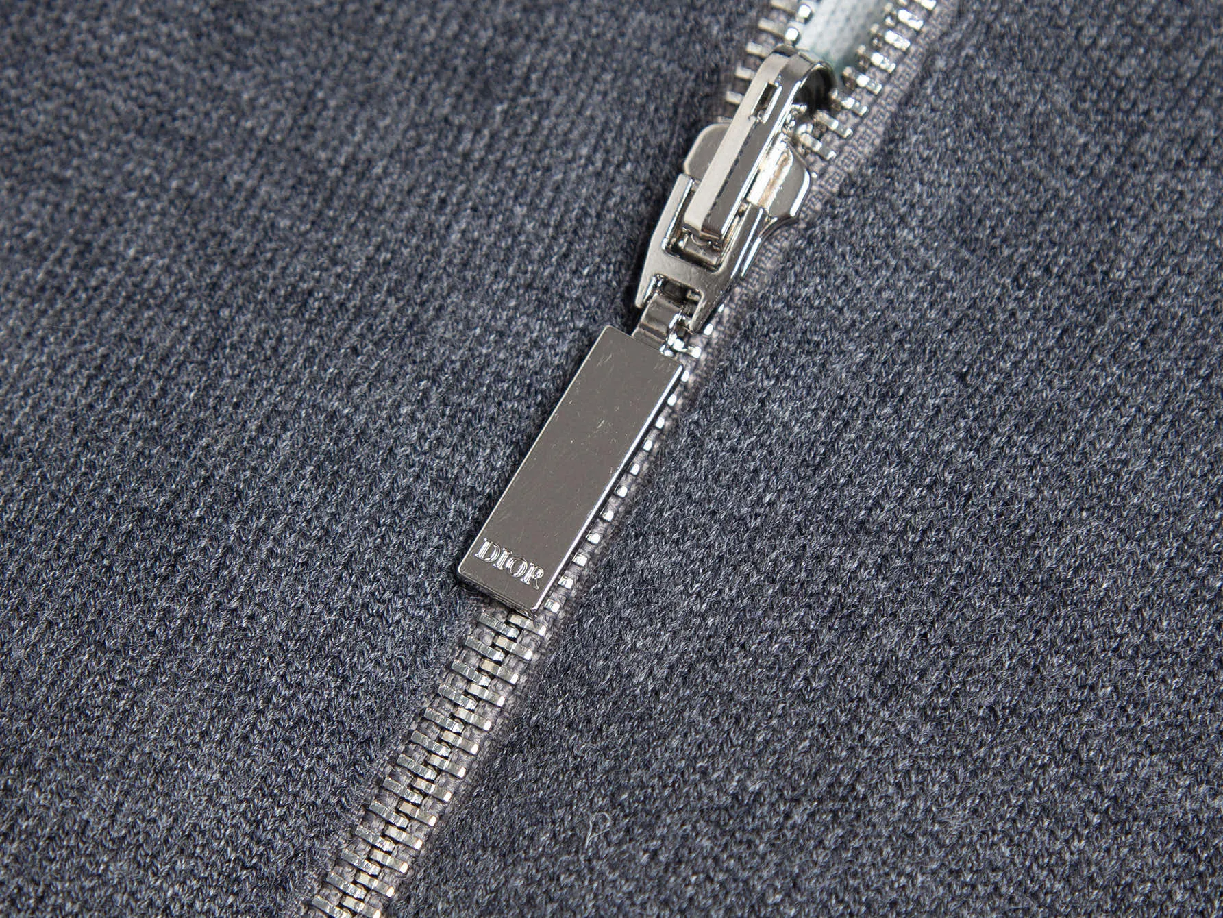 🅿️720 (No pressure in and out of the cabinet🔥 ZP version) Thick cashmere Double-sided🉑️Wearable The size is too large⚠️-Dior official website classic style🔥 Double-sided wearable different style letter logo jacquard cashmere blend hooded sweater jacket Men and women alike -Using ZP custom-dyed cashmere wool 98% cashmere fabric Threads are custom-dyed in the same cylinder with zero color difference Full set of auxiliary materials customized to distinguish the market currency. Welcome to compare - Color White Gray Dark Gray - Size S M L S-150 M -170 L-200 or less